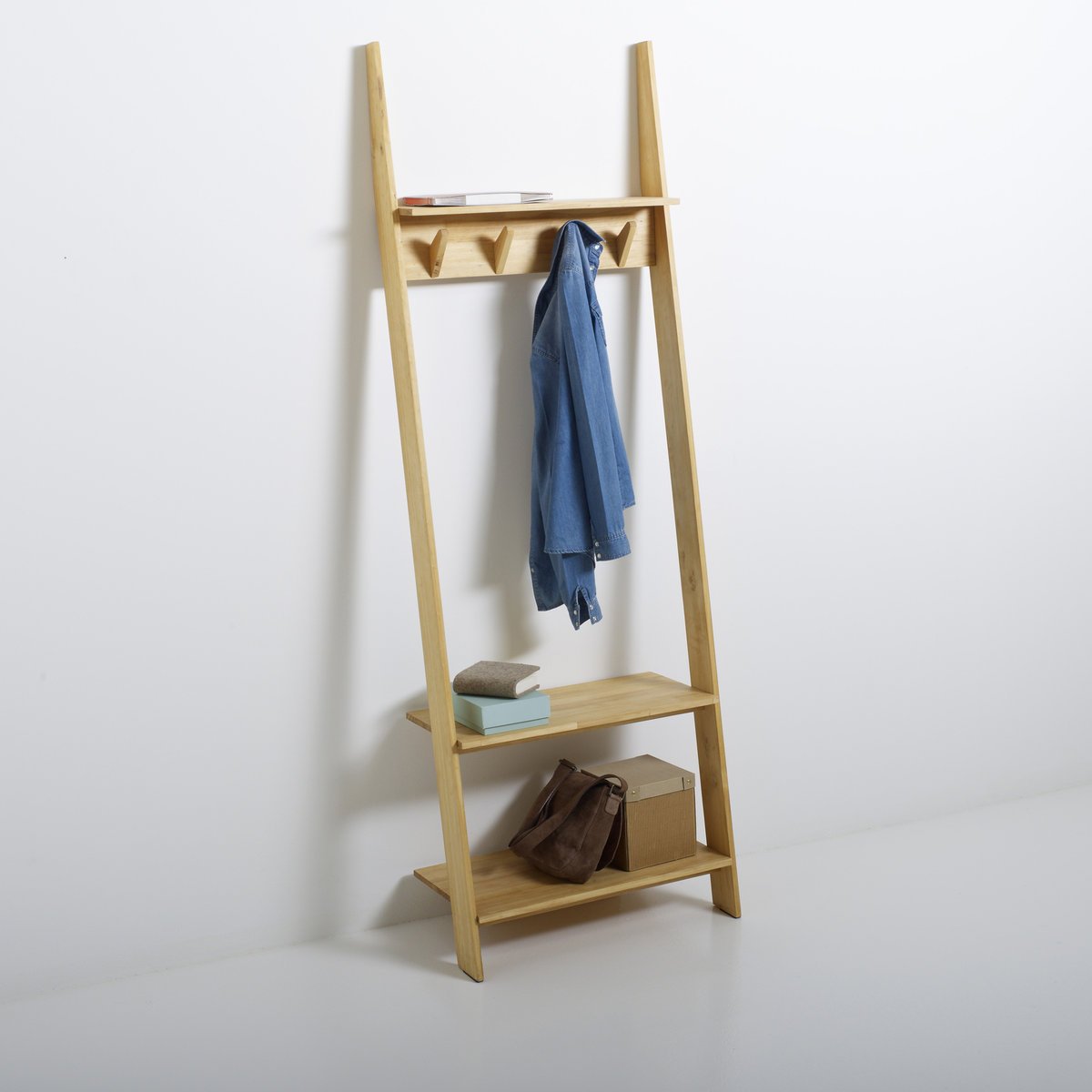 Декоративная лестница с вешалками для одежды