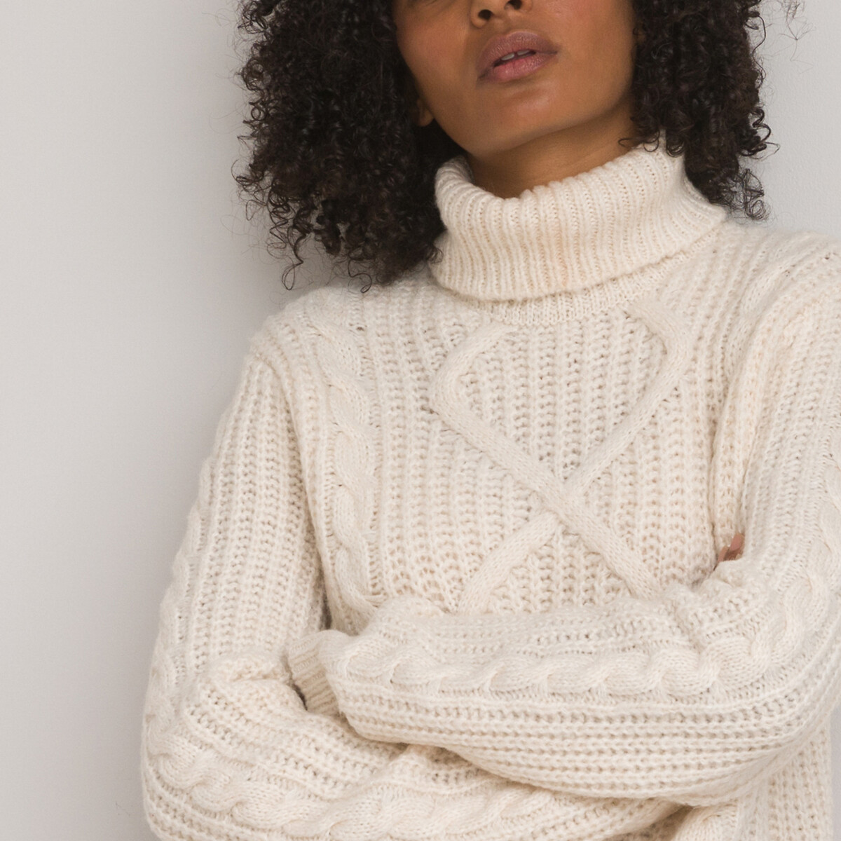 Пуловер с высоким воротником из трикотажа с витым узором  XL бежевый пуловер с круглым вырезом из трикотажа с витым узором