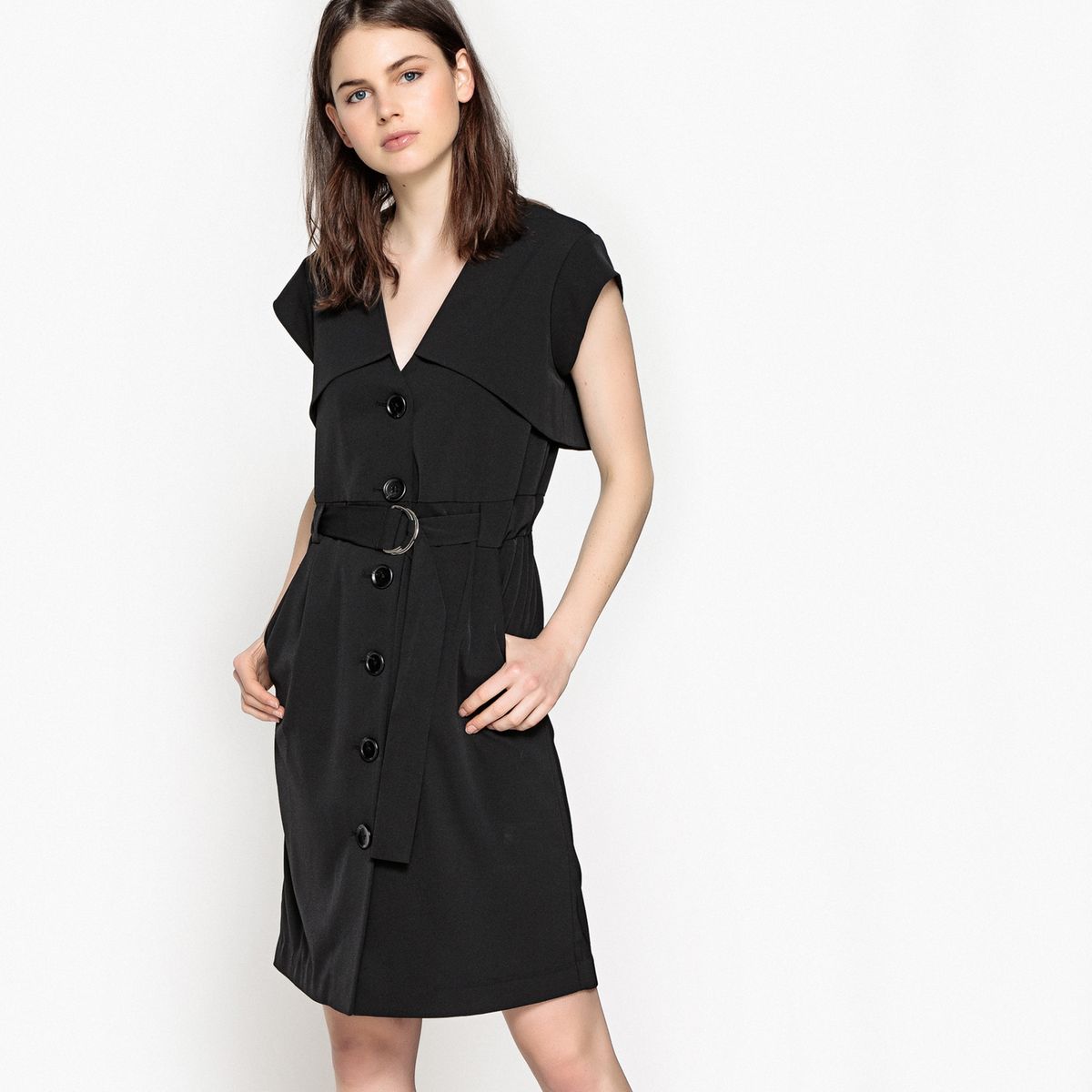 Robe boutonnée devant et ceinturée, style trench