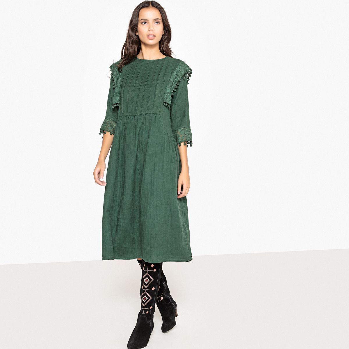 Robe midi style folk, avec plis et pompons