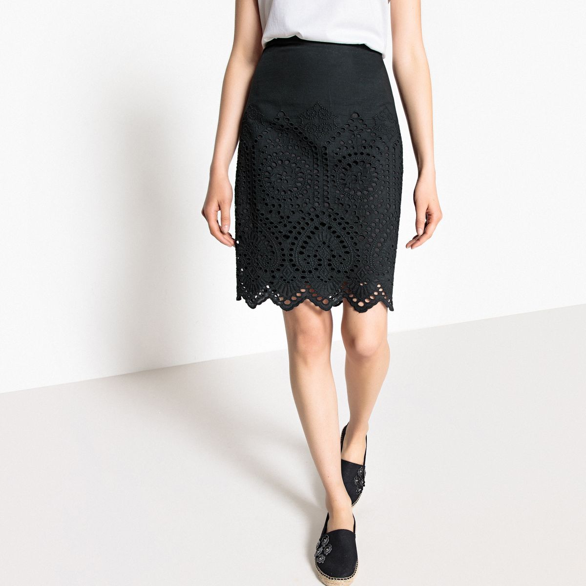 Jupe crayon, broderie anglaise, mi-longue
