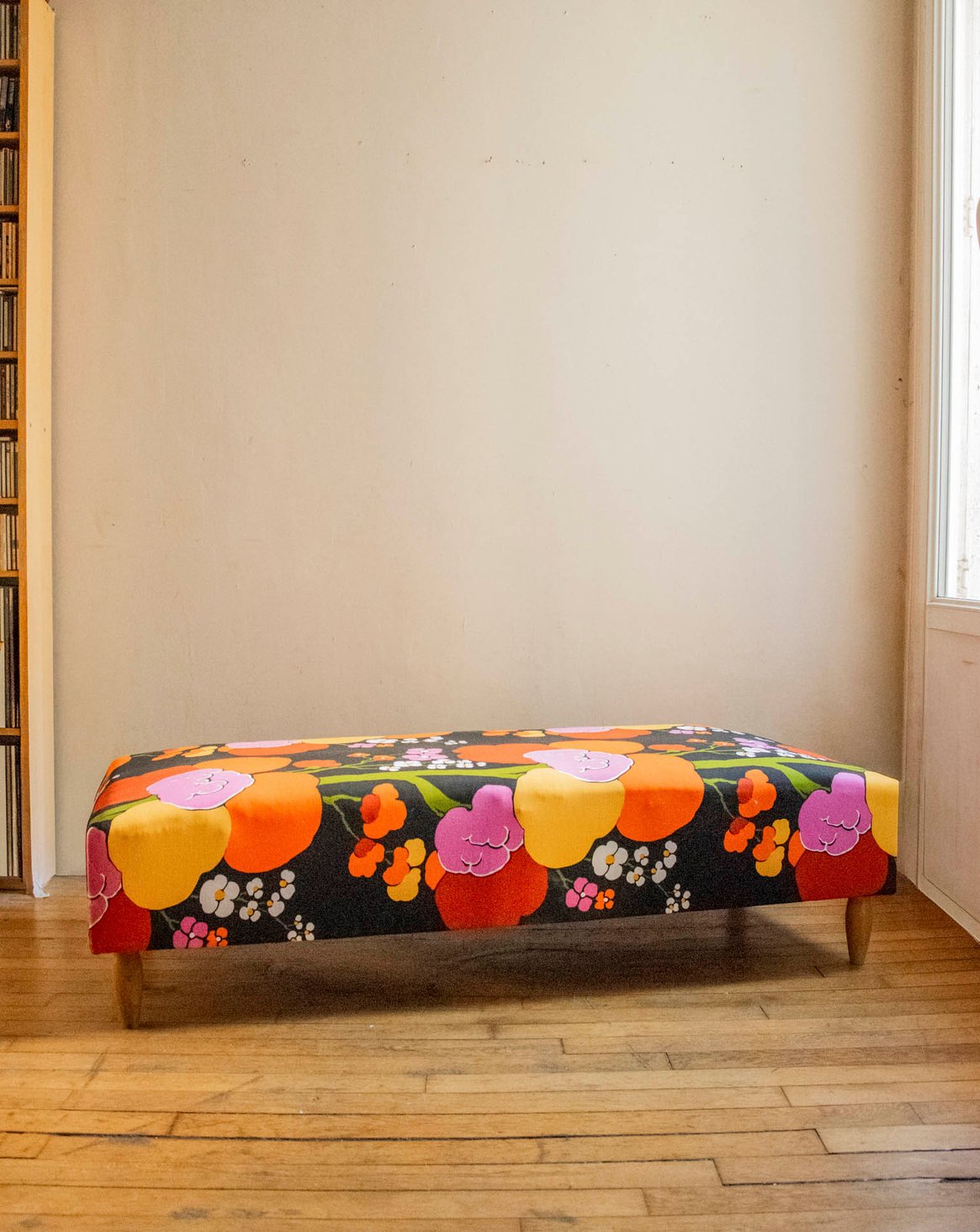 Banquette restaurée au motif floral Clara N°142 - Bon état, DEBONGOUT