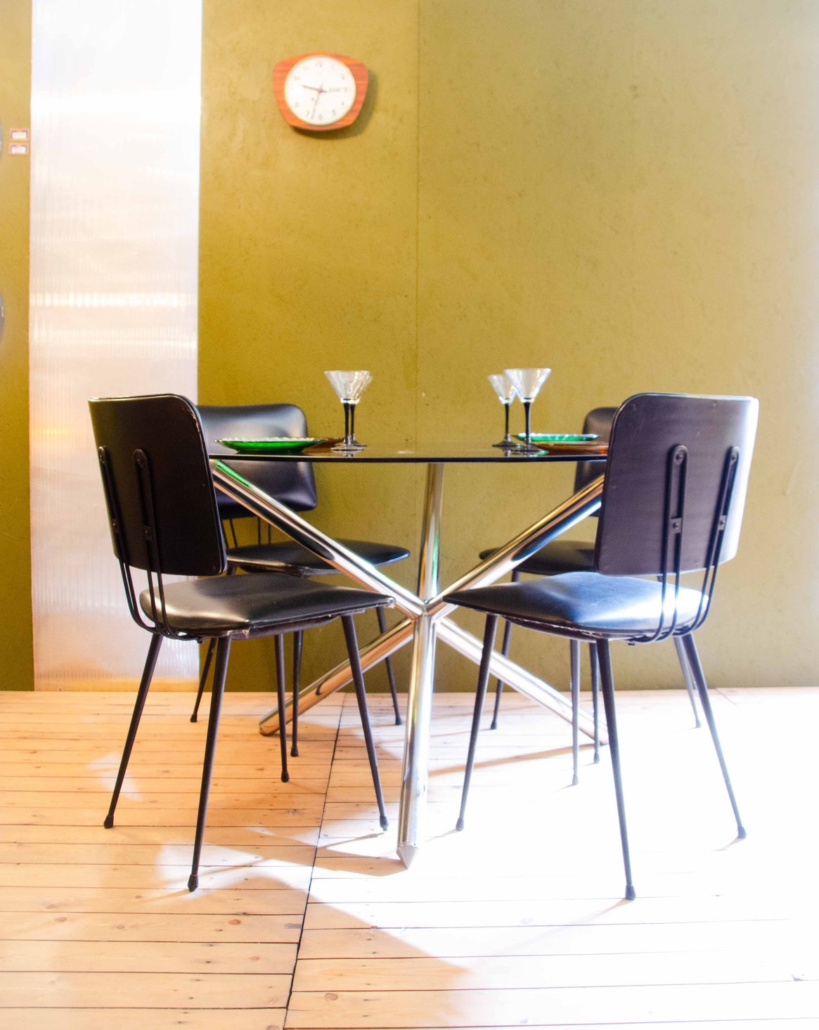 Table à manger en chrome et vert fumé Karla N°1255 - Bon état, DEBONGOUT