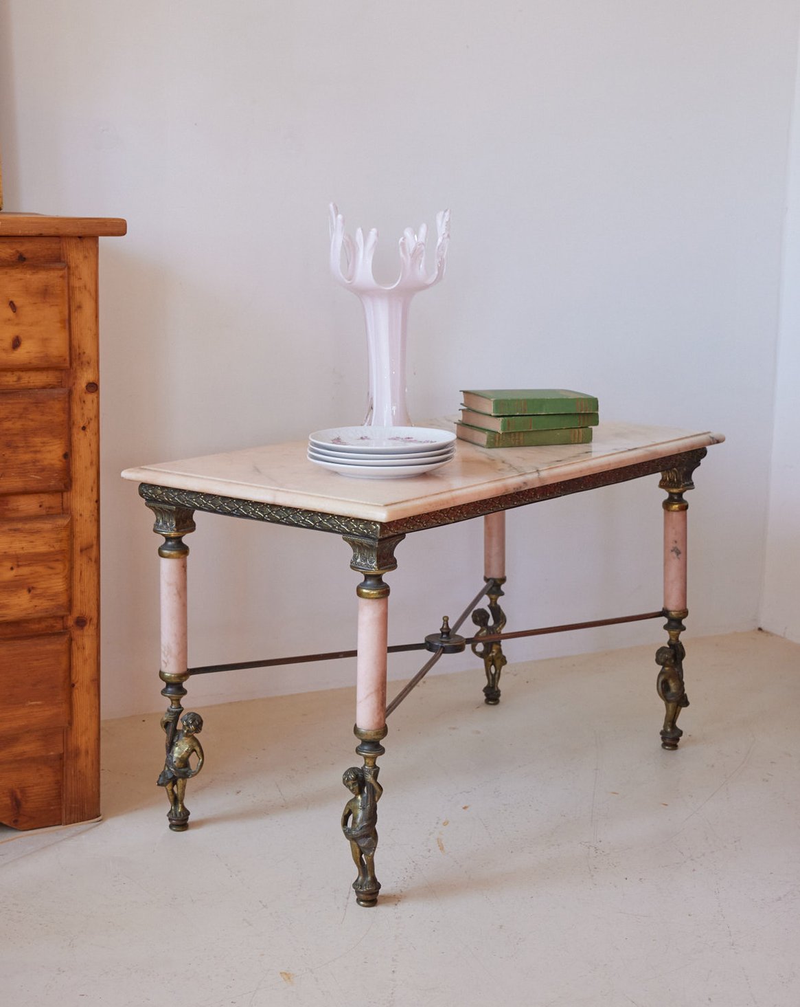 Table basse en marbre rose Marie-Pierre N°89 - Bon état, DEBONGOUT