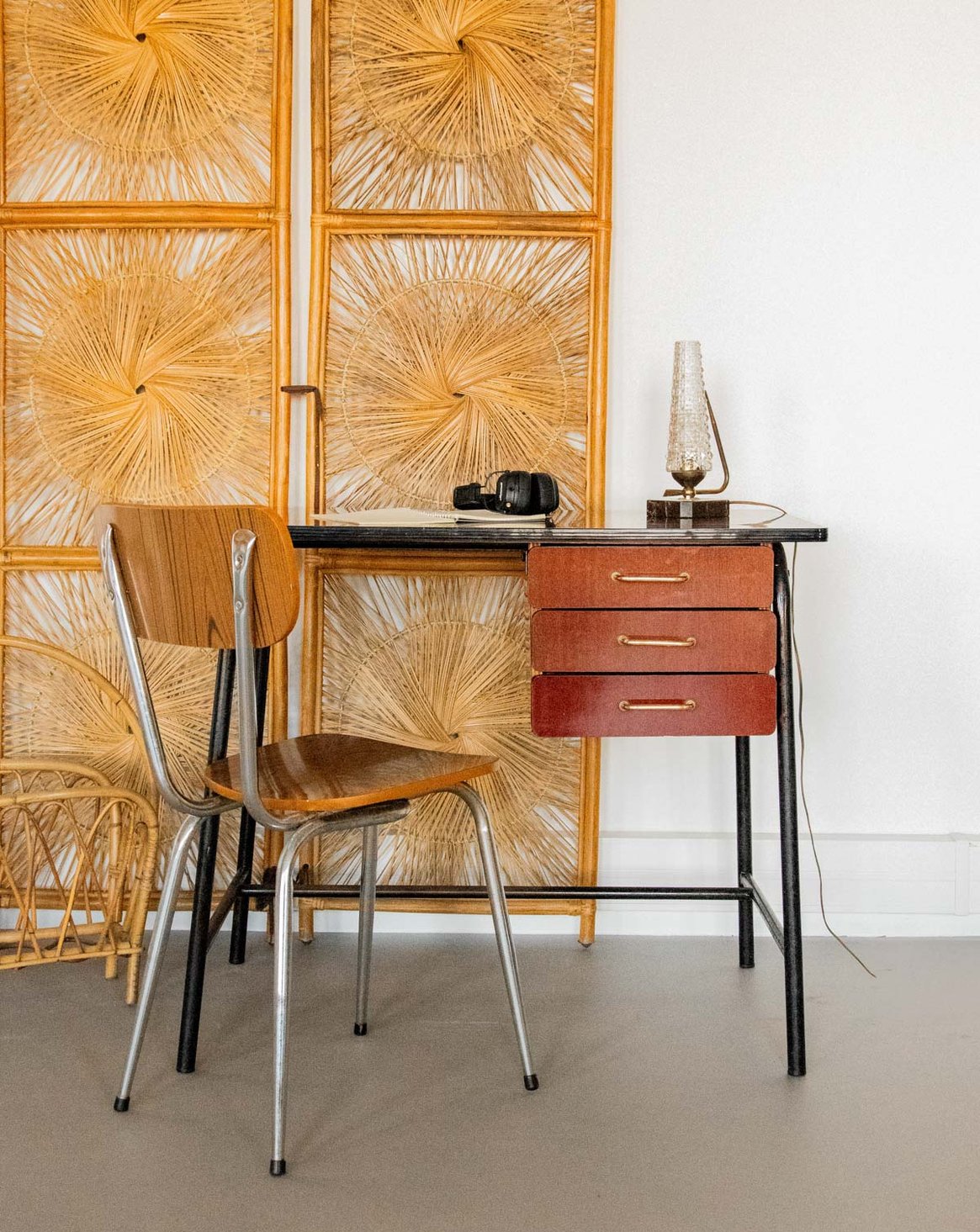 Bureau en formica foncé et métal Yvan N°513 - Bon état, DEBONGOUT