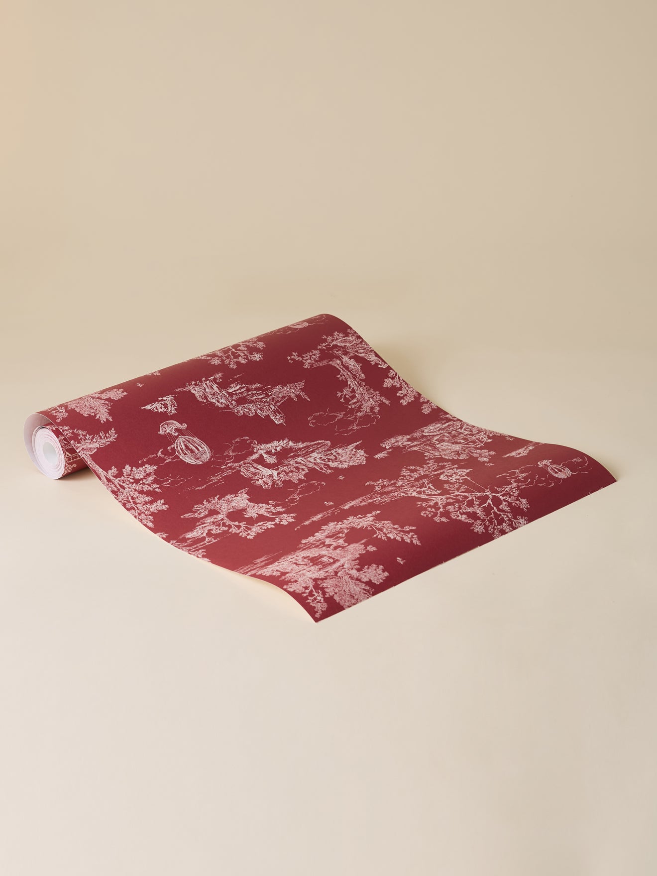 Papier peint bordeaux esprit toile de Jouy, CYRILLUS