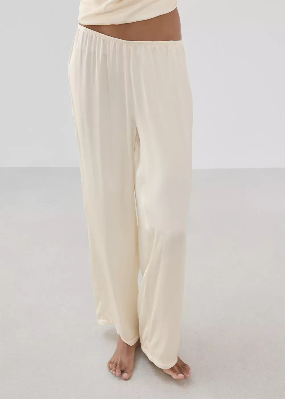 Pantalon de pyjama satiné à détail en dentelle, MANGO