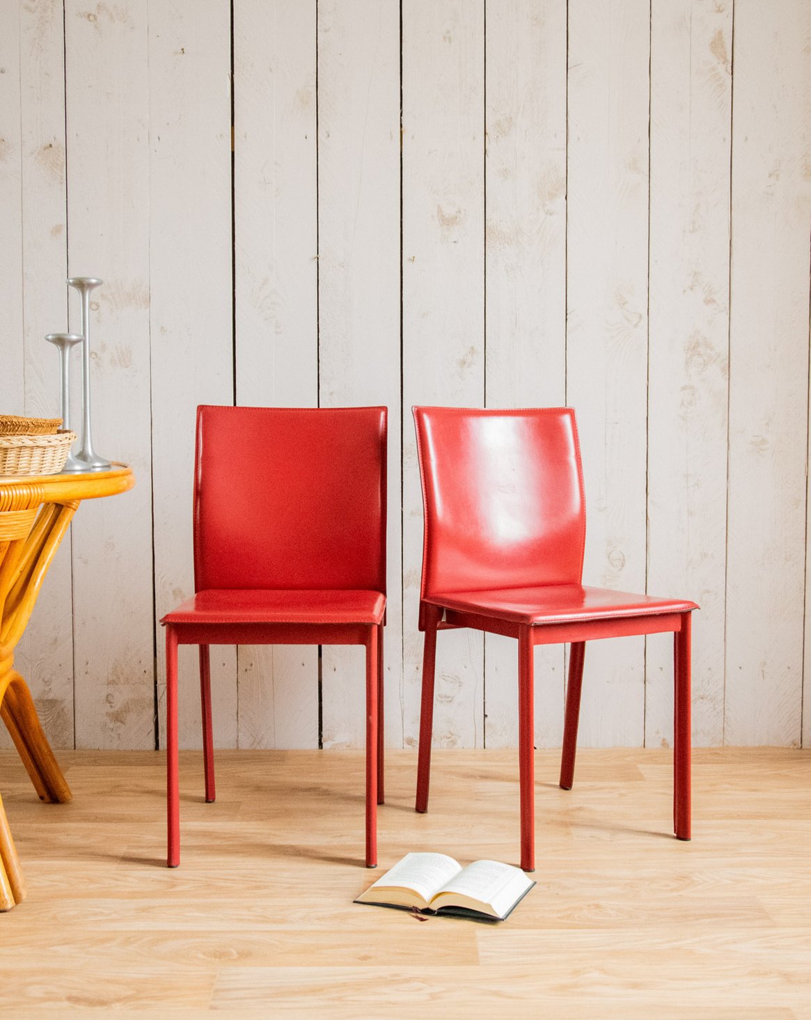 Paire de chaises en cuir rouge Alma N°1330 - Bon état, DEBONGOUT