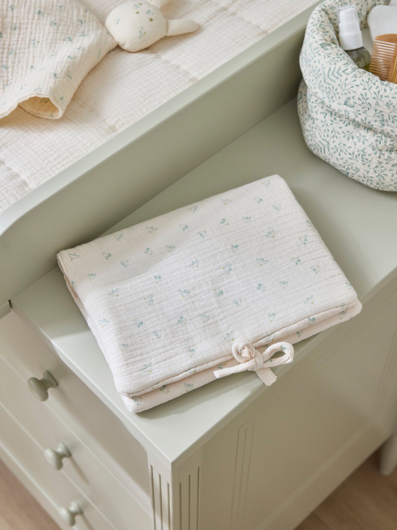 Housse pour carnet de santé en gaze hirondelles, CYRILLUS