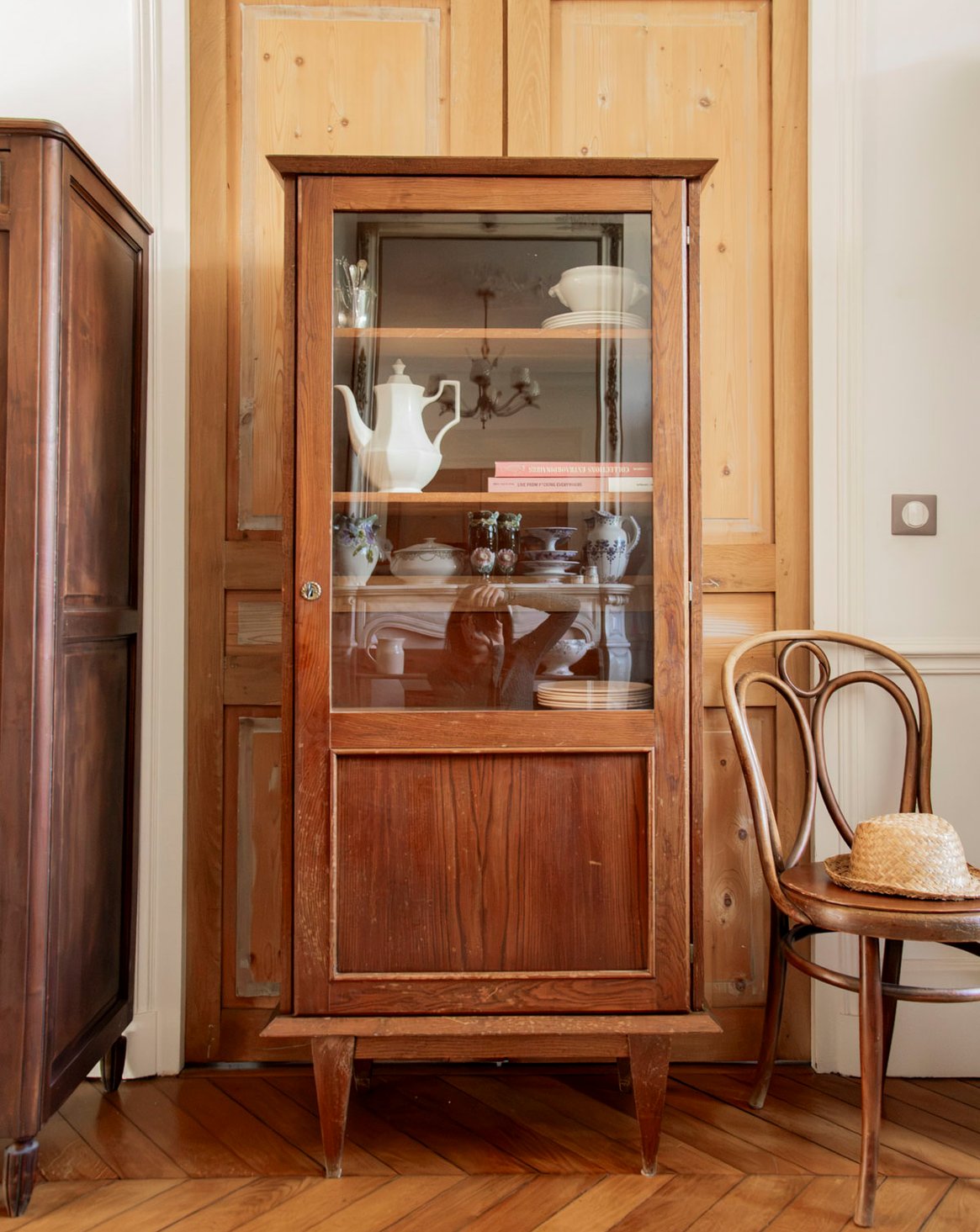 Bibliothèque vitrine en bois brut Madeleine N°758 - Bon état, DEBONGOUT