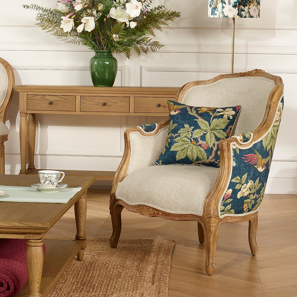 Fauteuil bergère en hévéa et en tissu imprimé VICTOR, ROBIN DES BOIS