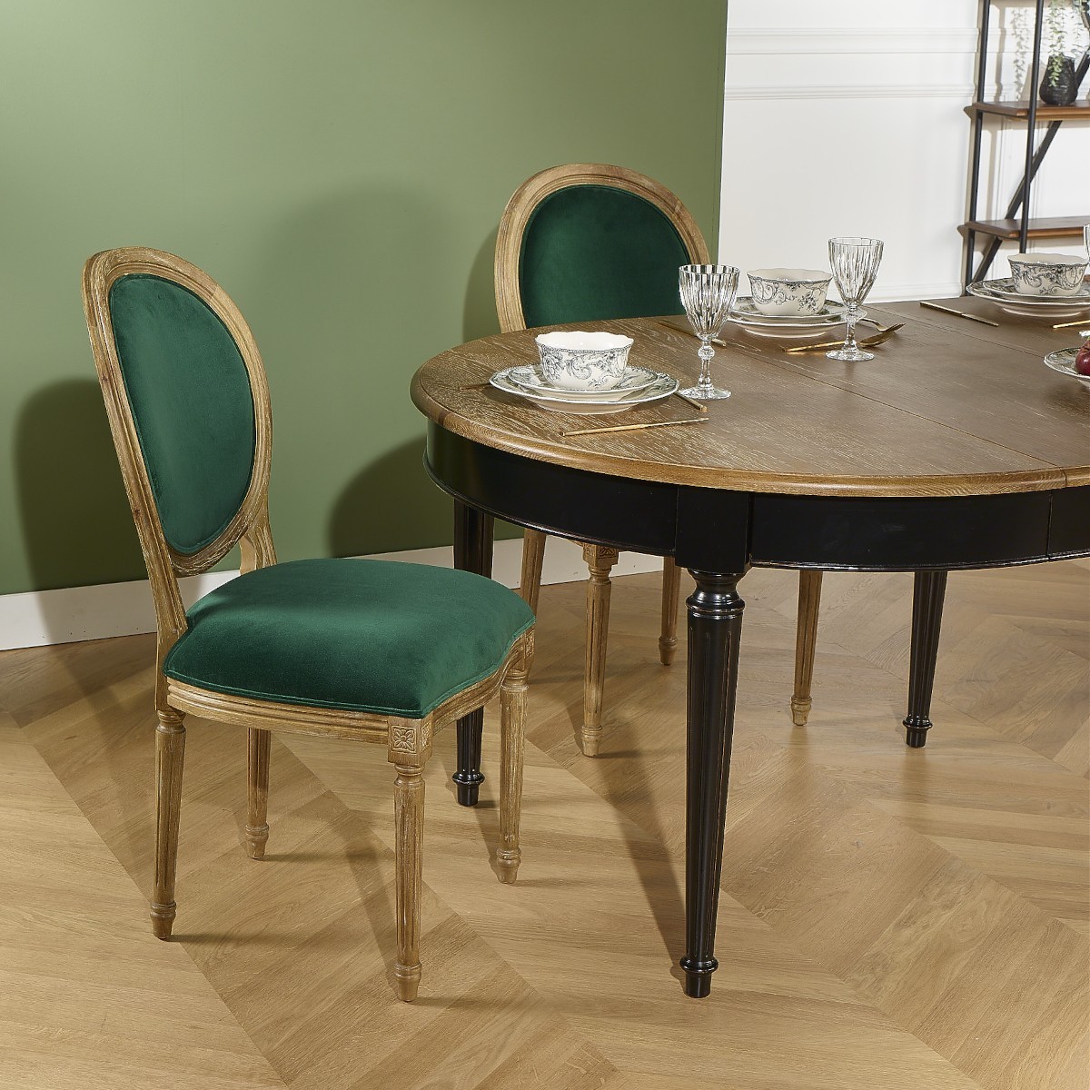 Lot de 2 chaises médaillon style shabby chic en velours vert MEDAILLON, ROBIN DES BOIS