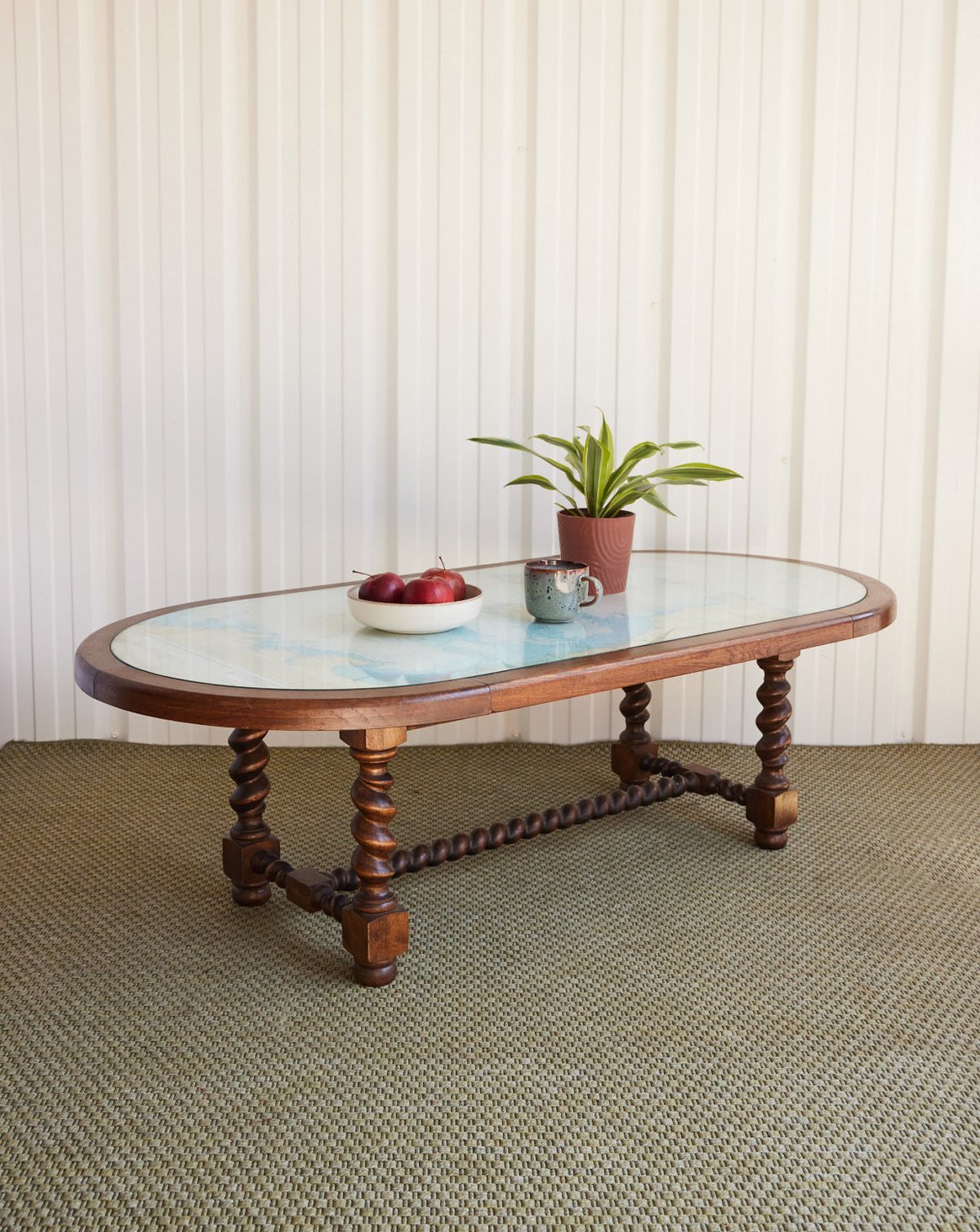 Table basse en bois tourné Léonie N°1099 - Bon état, DEBONGOUT