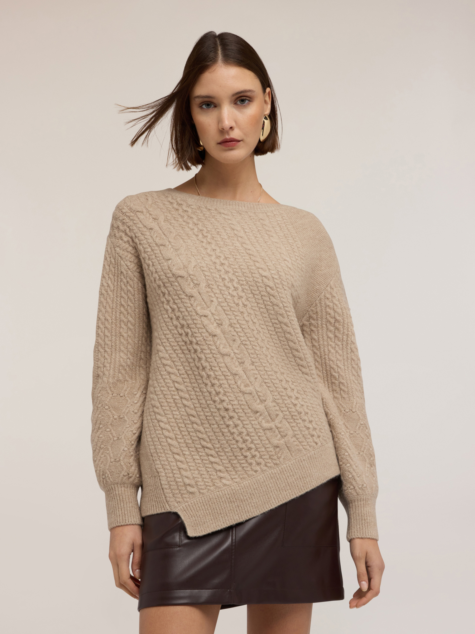 Pull asymétrique à tresses, MOTIVI