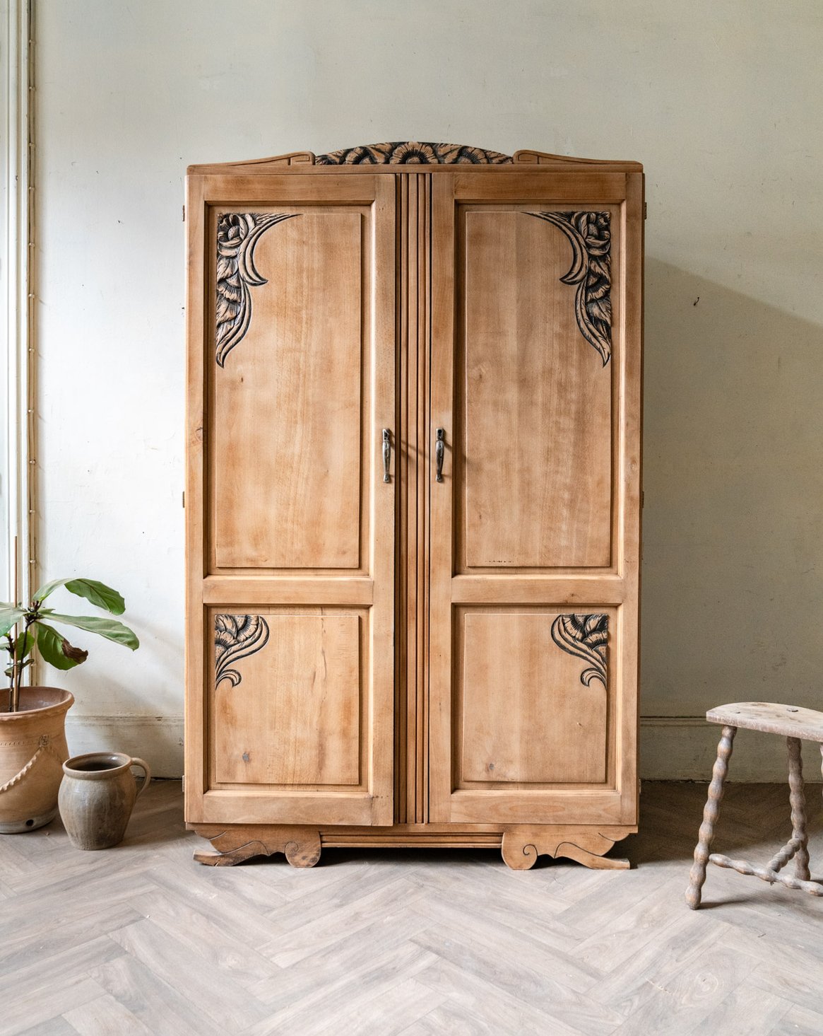 Armoire en bois sculpté style Art déco Blandine N°498 - Bon état, DEBONGOUT