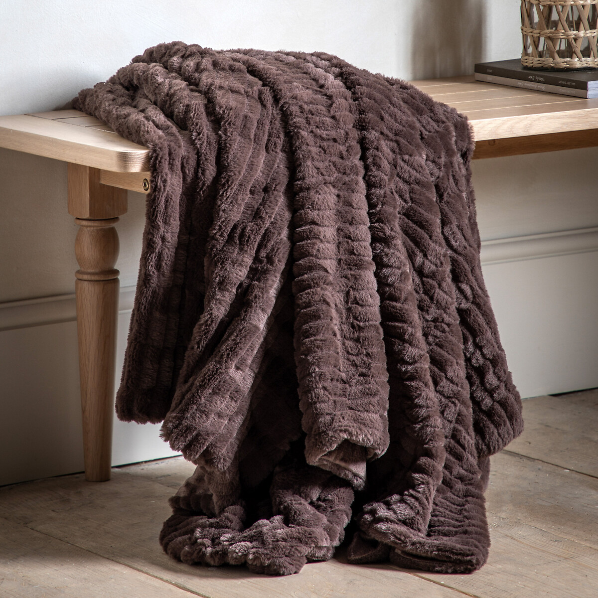 Textured Rabbit Faux Fur Throw, ÉDITÉ