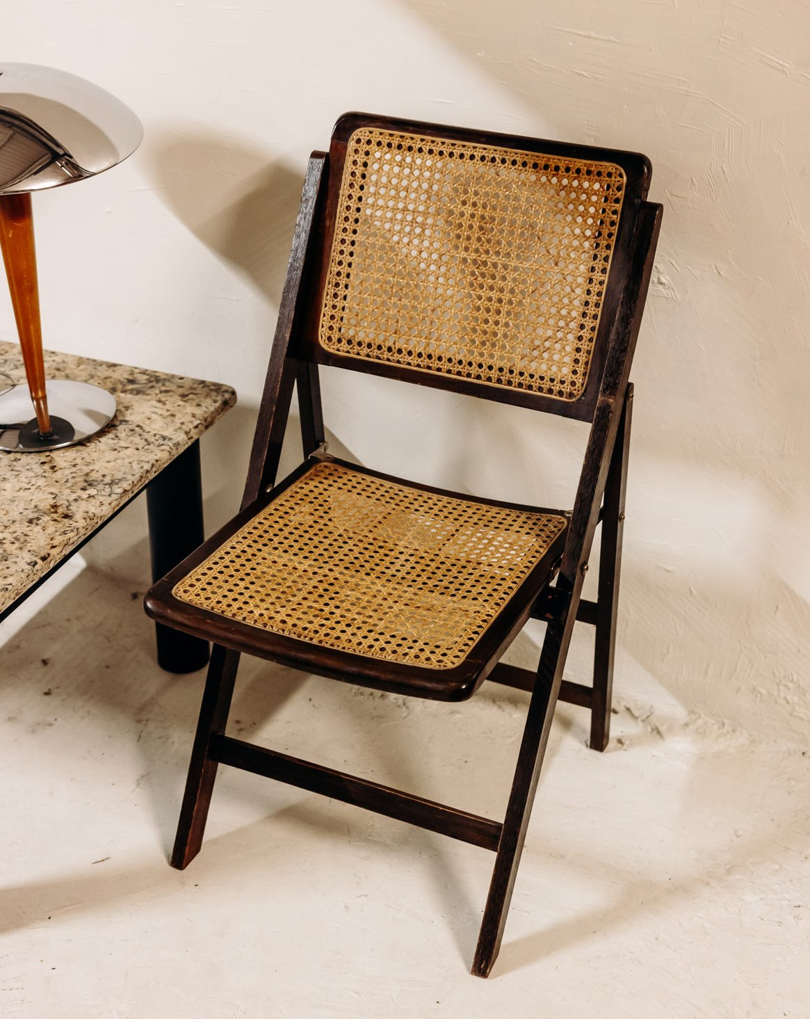 Chaise au cannage clair à la structure en bois teint Alma N°1972 - Bon état, DEBONGOUT