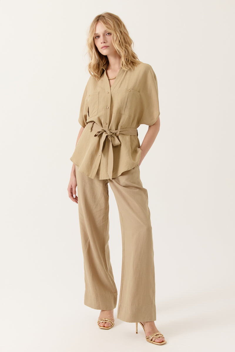 Chemise Meolya à manches courtes, décolleté en V, poches plaquées poitrine et ceinture amovible à nouer ., ARTLOVE