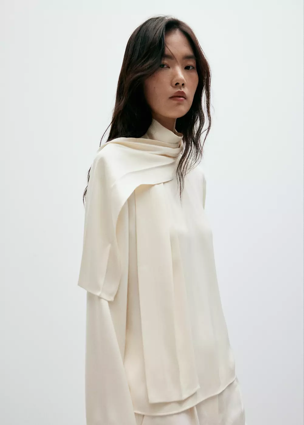 Blouse col roulé détail foulard, MANGO