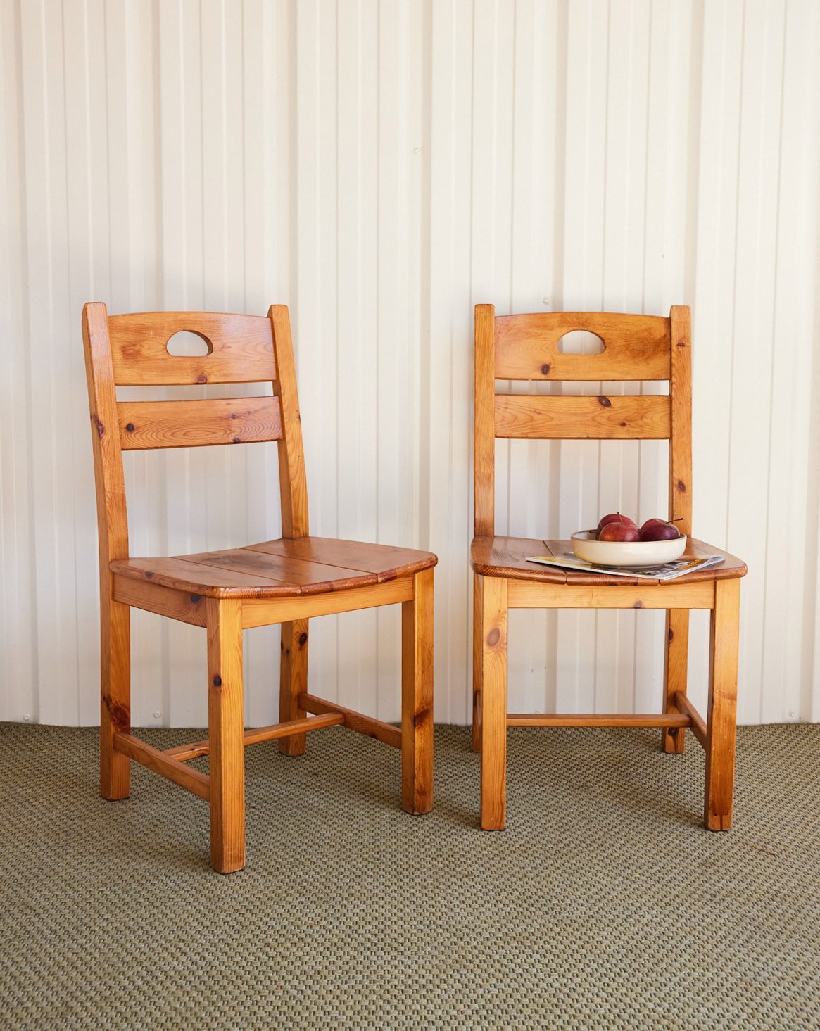 Paire de chaises en pin massif patiné Claude N°1460 - Bon état, DEBONGOUT