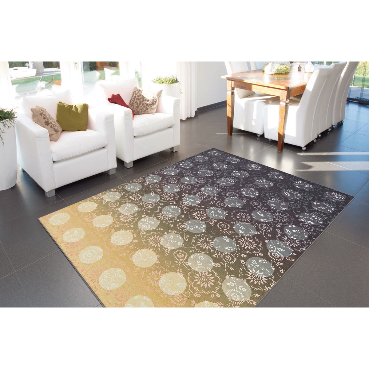 tapis au design contemporain, avec motifs ornementaux