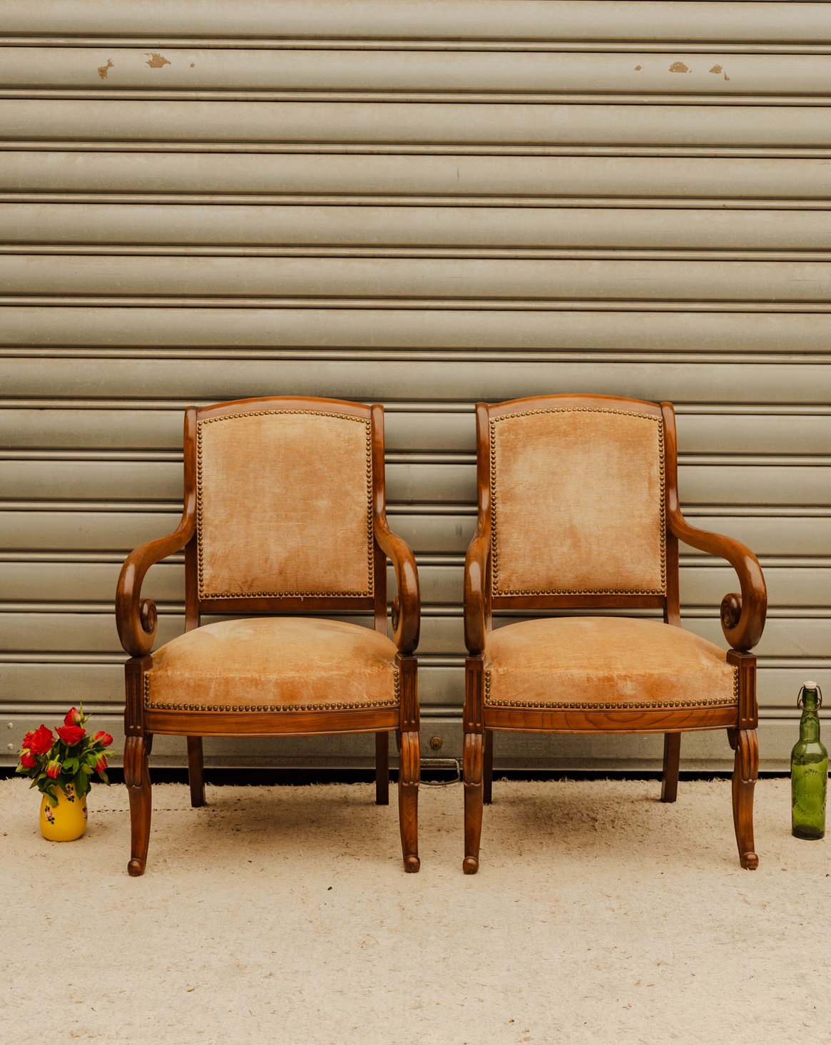 Paire de fauteuils en bois et velours beige Ernest N°1644 - Bon état, DEBONGOUT