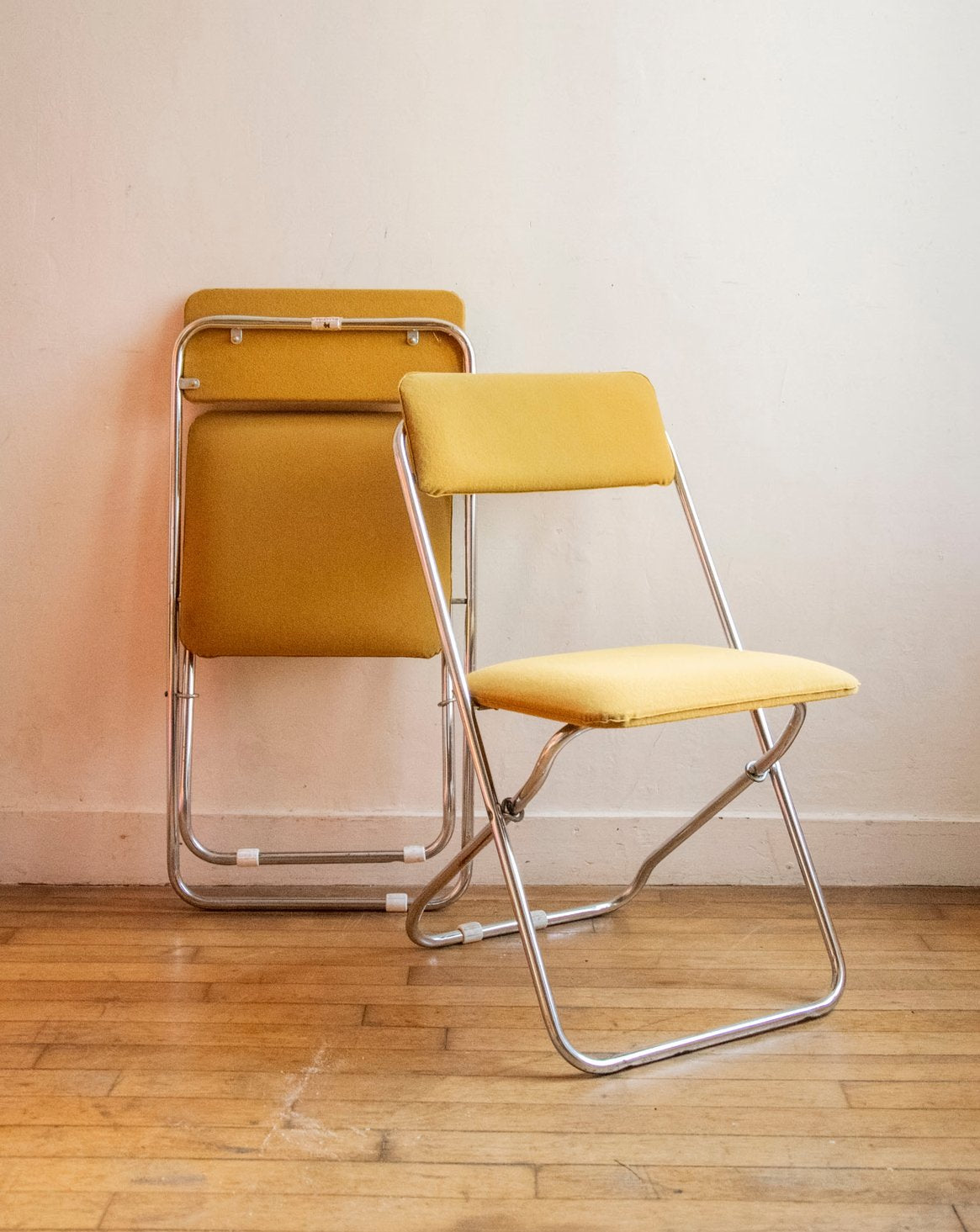 Paire de chaises jaune moutarde pliantes Alma N°1647 - Bon état, DEBONGOUT