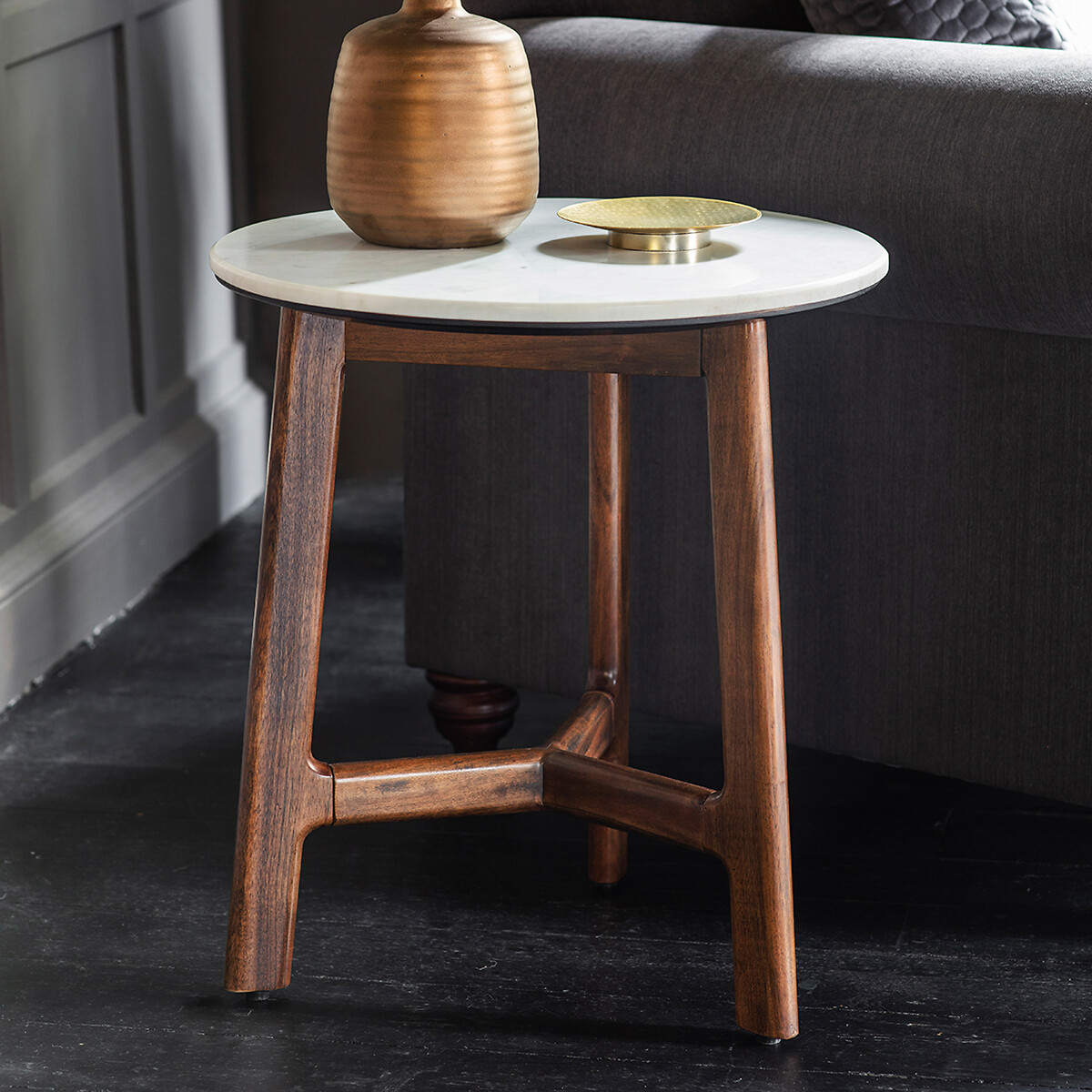 Dhuburi Marble & Walnut Rustic Side Table, ÉDITÉ