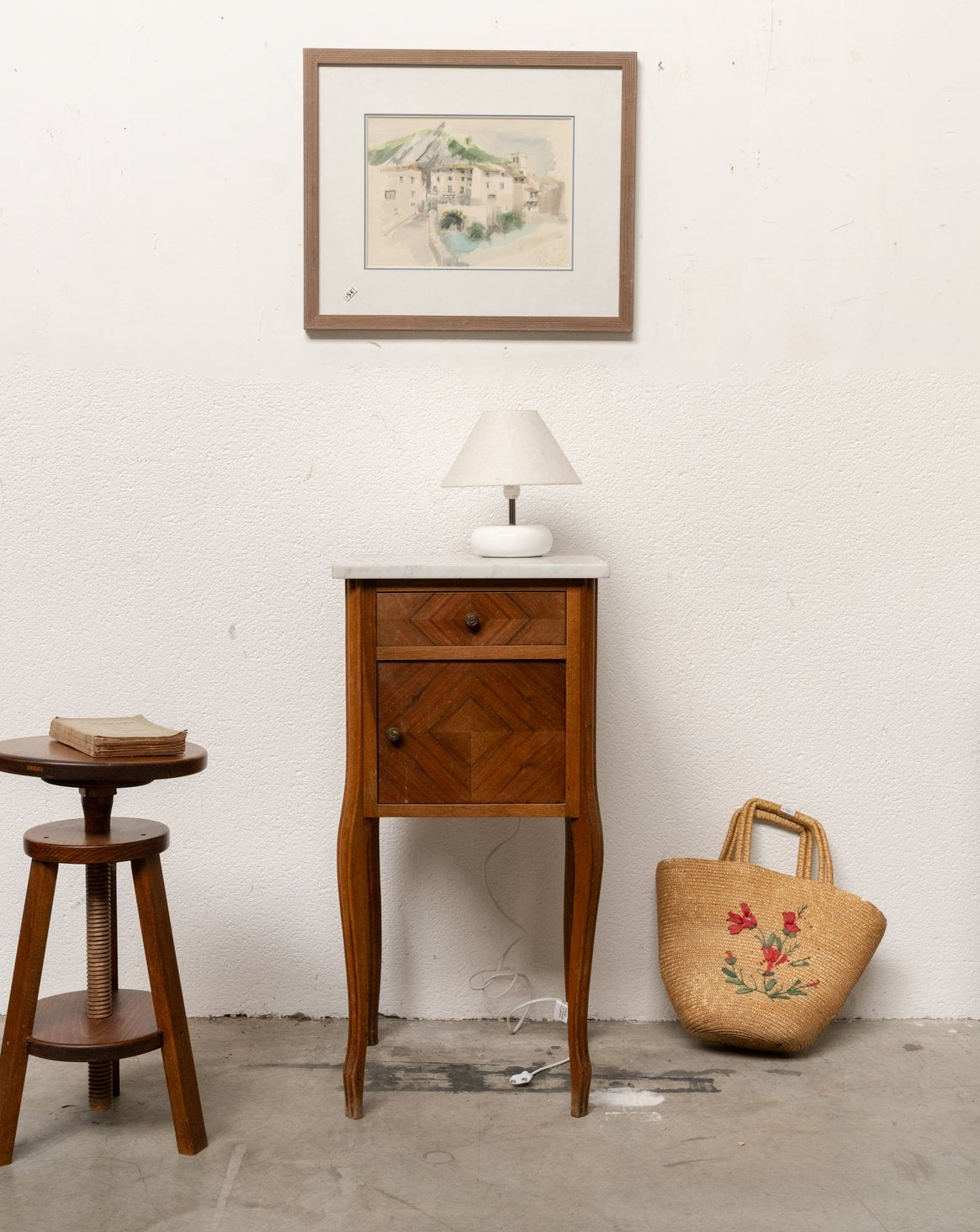 Table de chevet en bois et marbre blanc Odile N°1613 - Bon état, DEBONGOUT