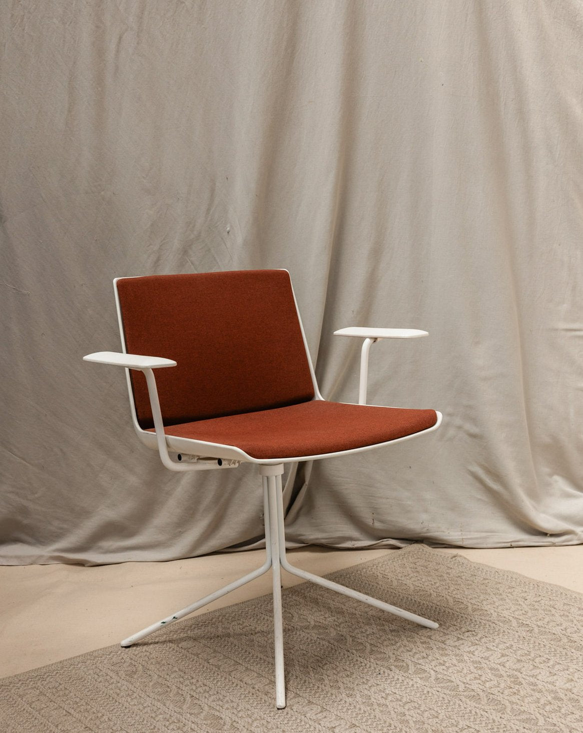 Fauteuil terracotta en métal Jakob N°527 - Bon état, DEBONGOUT