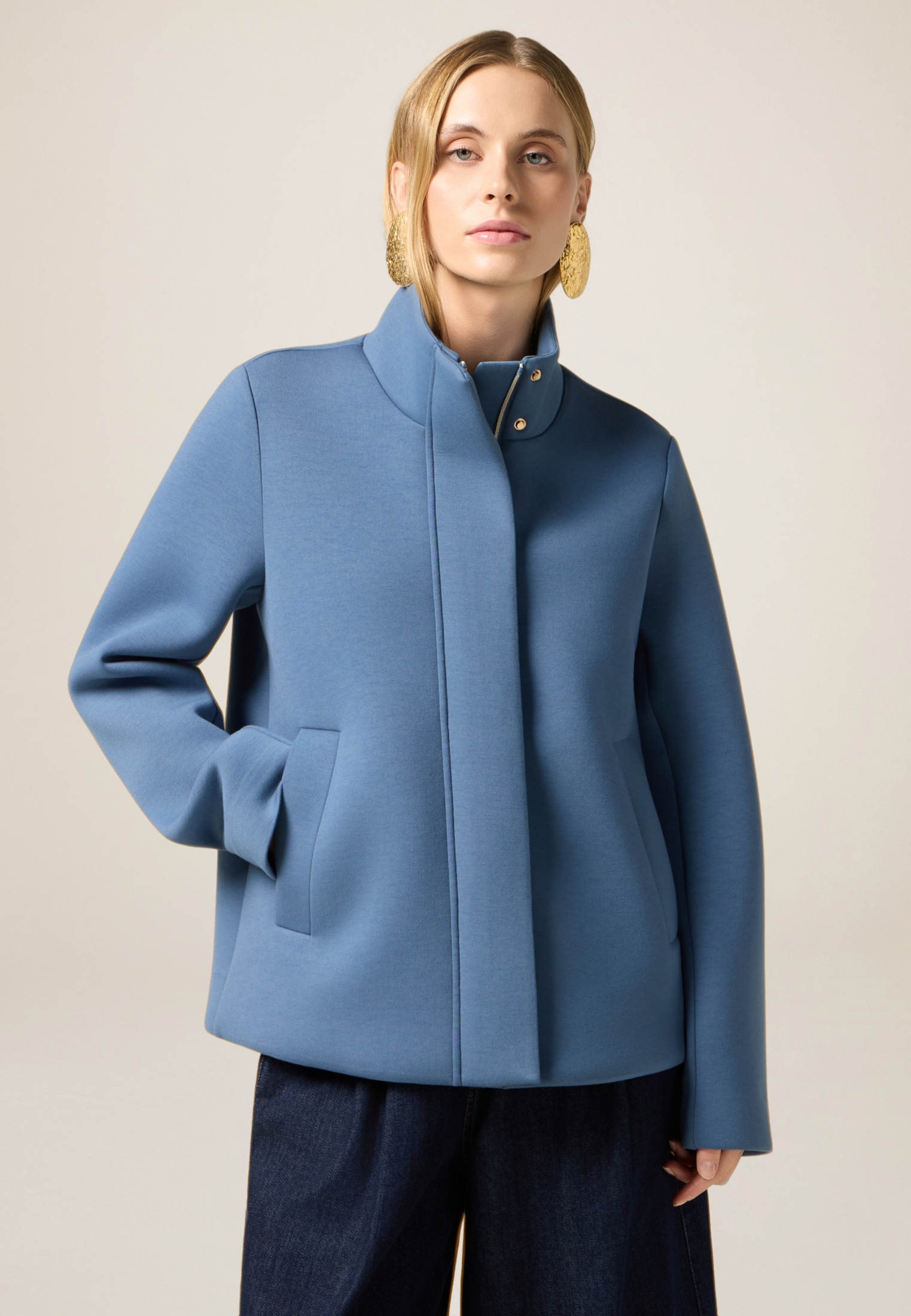 Manteau à col montant, OLTRE