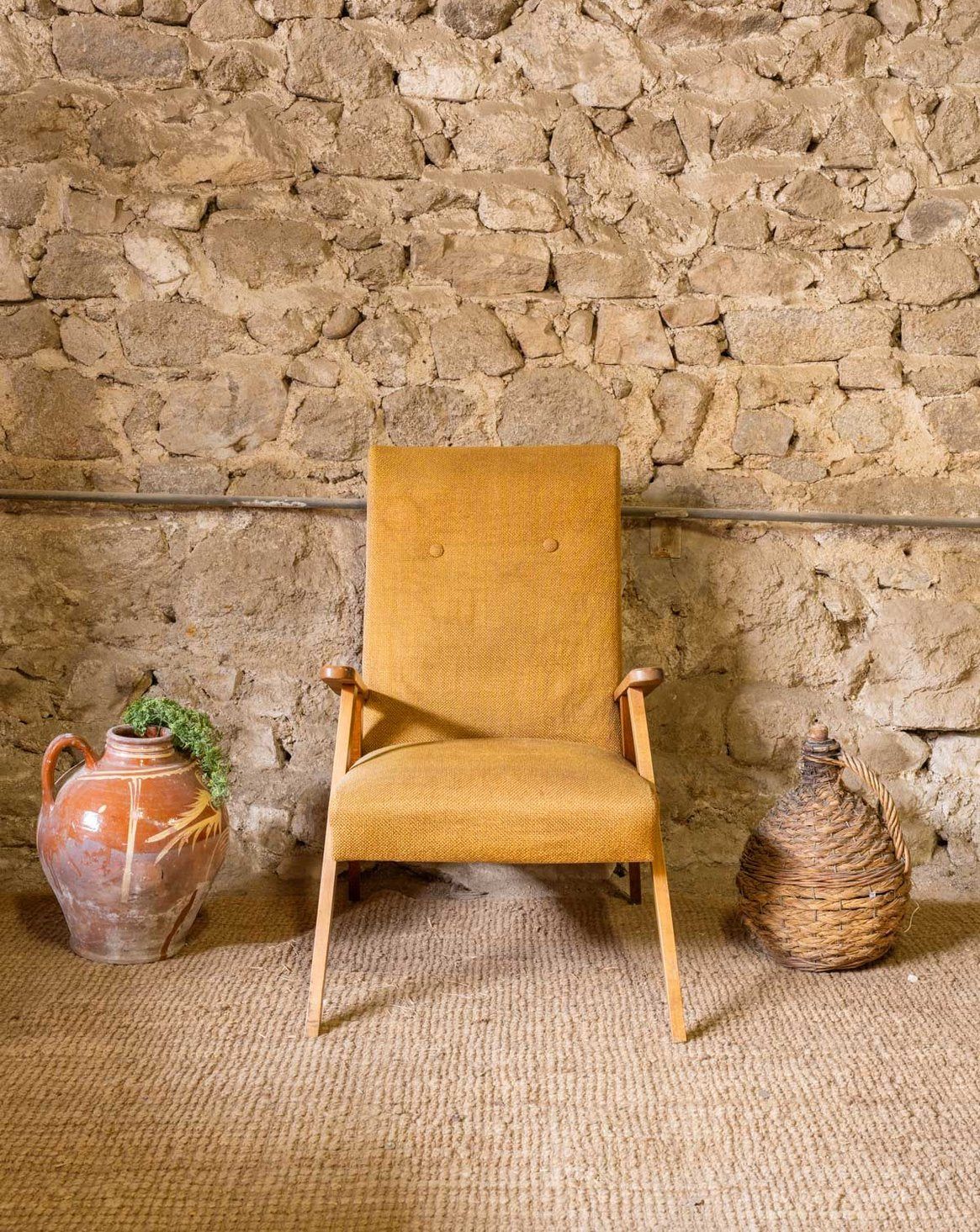 Fauteuil scandinave en tissu moutarde Jakob N°1383 - Bon état, DEBONGOUT