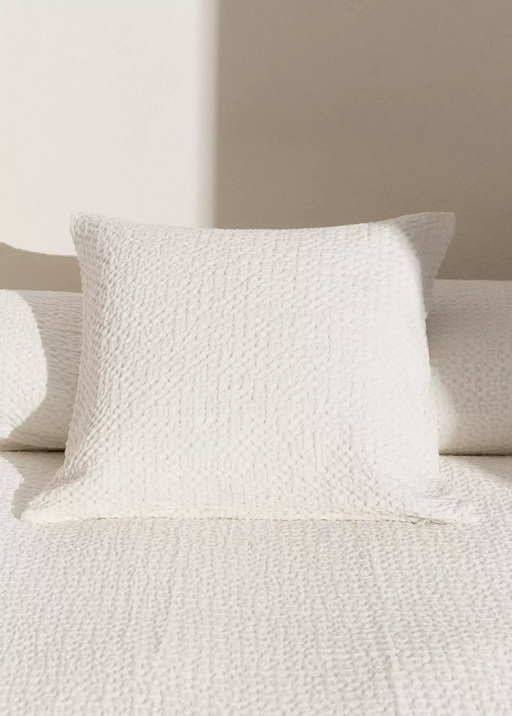 Housse de coussin de lit en coton effet waffle garment dye 50 x 50 cm, MANGO HOME