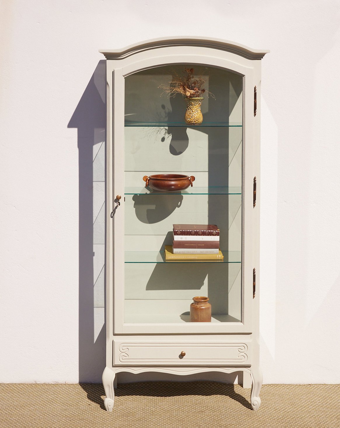 Vitrine en bois vert clair Victoria N°1339 - Bon état, DEBONGOUT