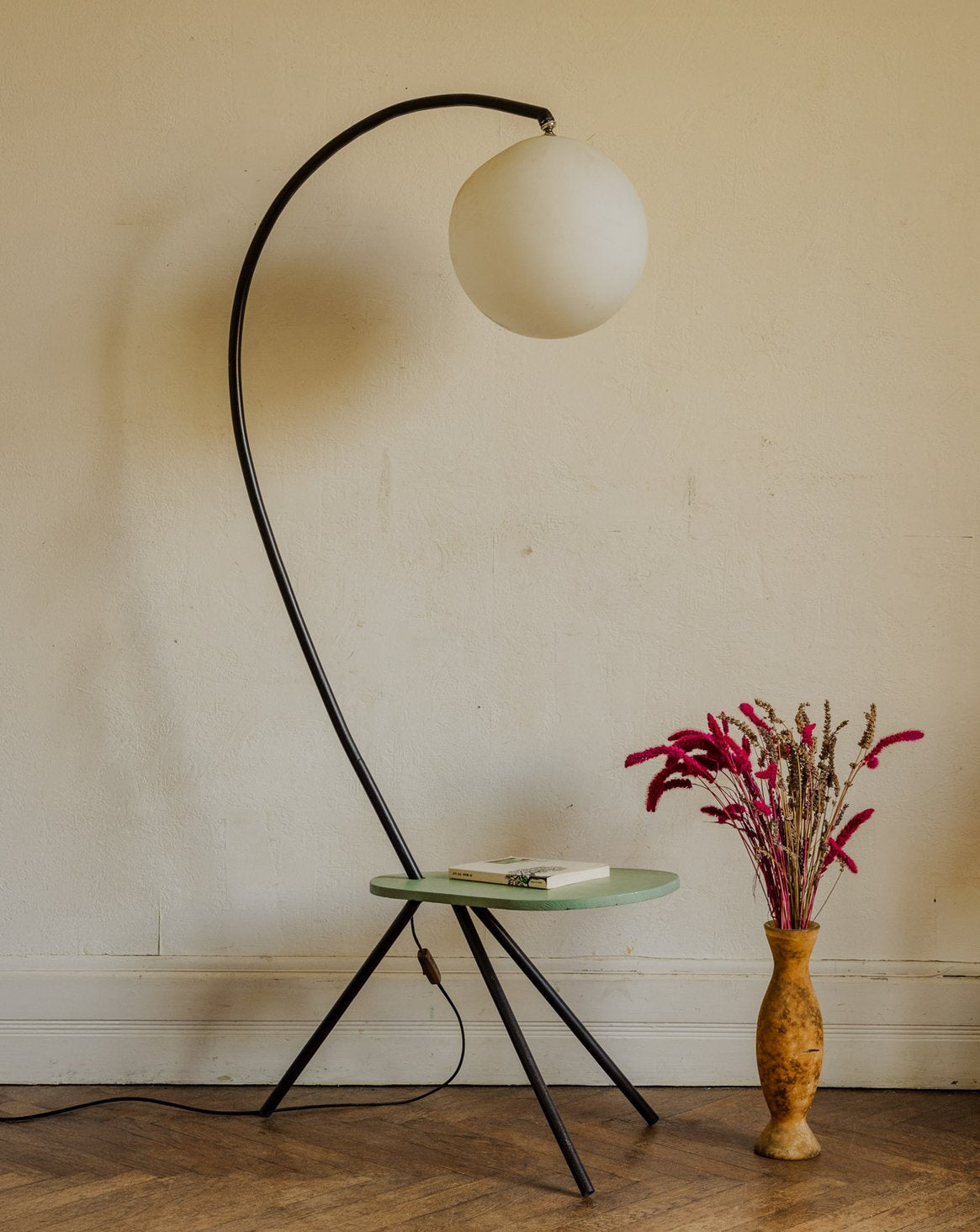 Lampadaire avec table d'appoint en bois Julien N°423 - Bon état, DEBONGOUT