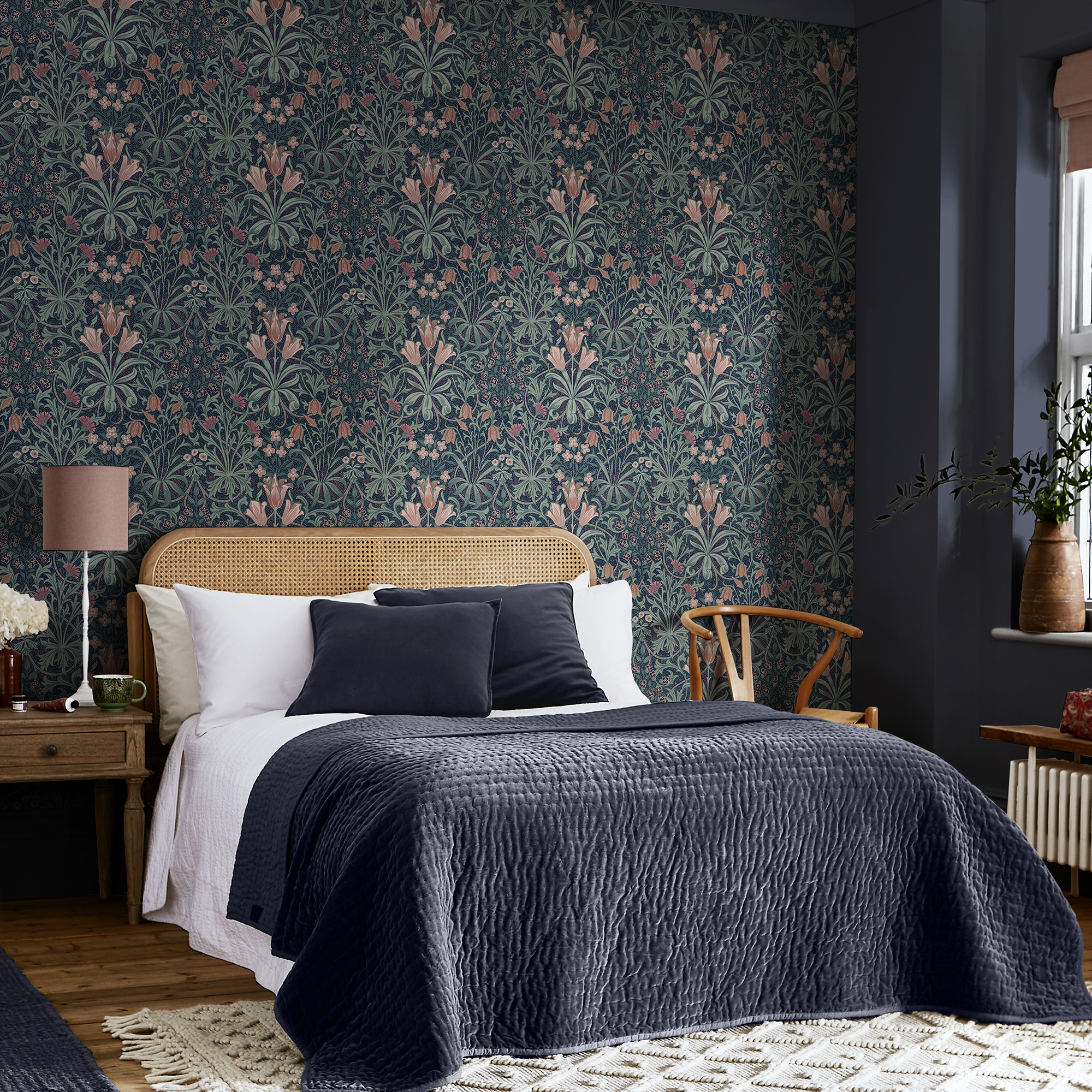 Papier peint fleuri Woodland Weeds Midnight, WILLIAM MORRIS AT HOME