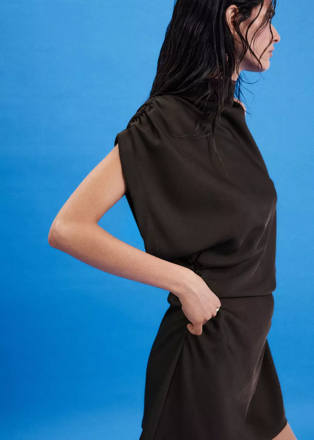 Robe asymétrique froncée latérale, MANGO