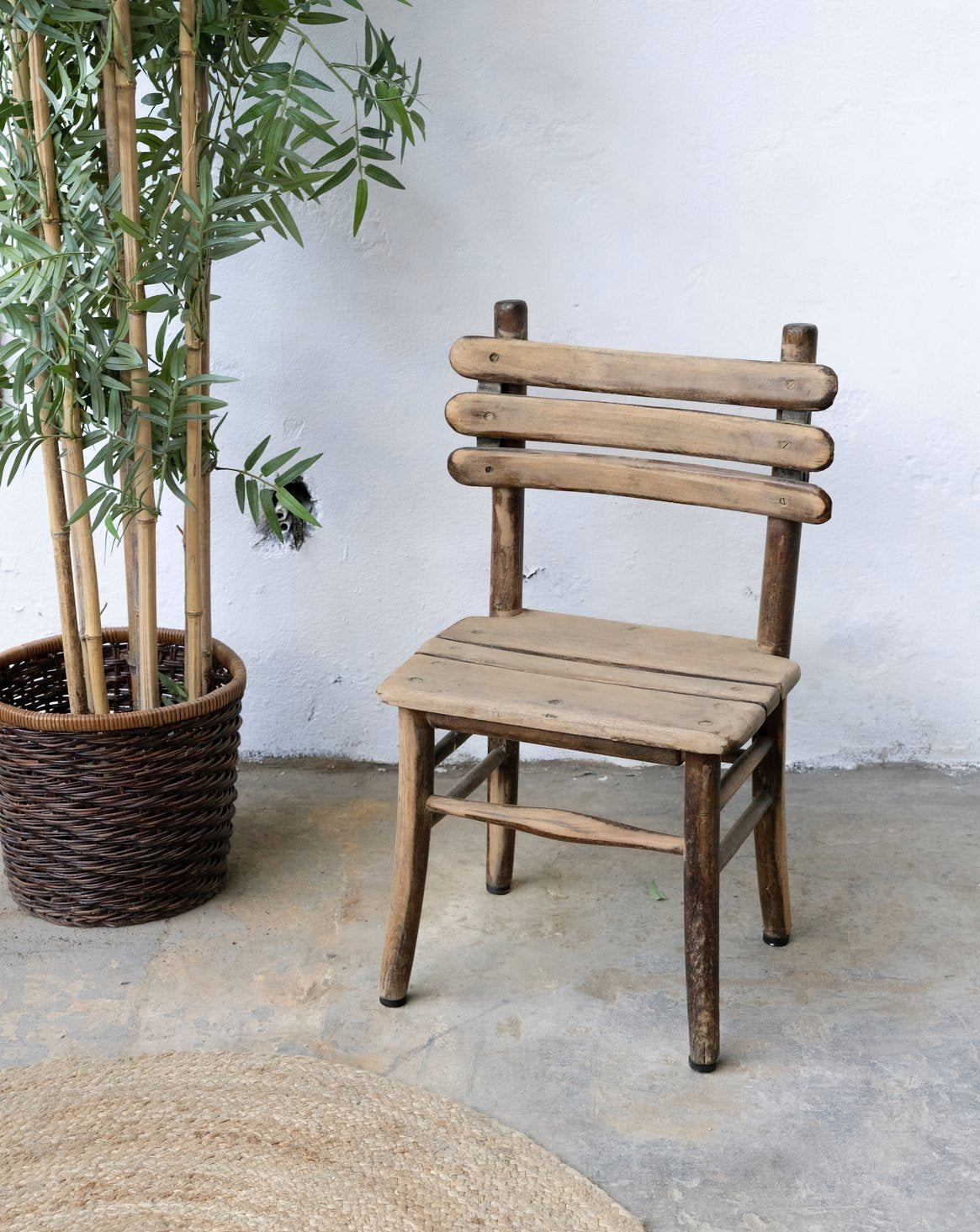 Chaise en bois à lattes pour enfant Ernestine N°1356 - Bon état, DEBONGOUT