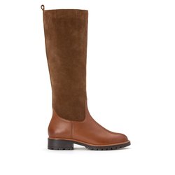 Botas em pele, tacão raso estriado