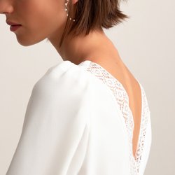Langärmeliges Kleid mit Rückenausschnitt