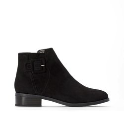 Botas com fecho, detalhe fivela