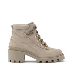 Botas com atacadores, tacão largo
