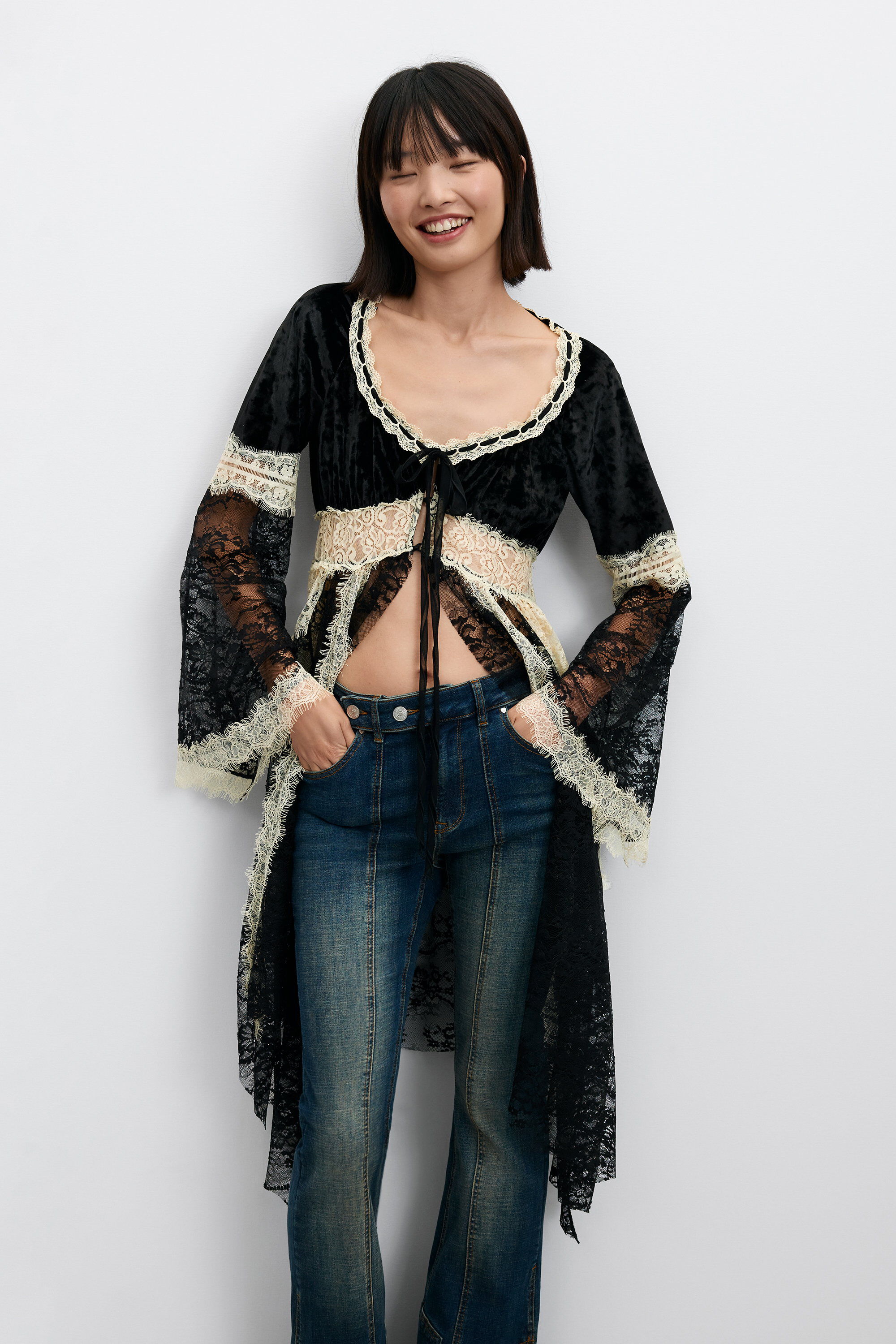 t-shirt en dentelle à col en V, DESIGUAL