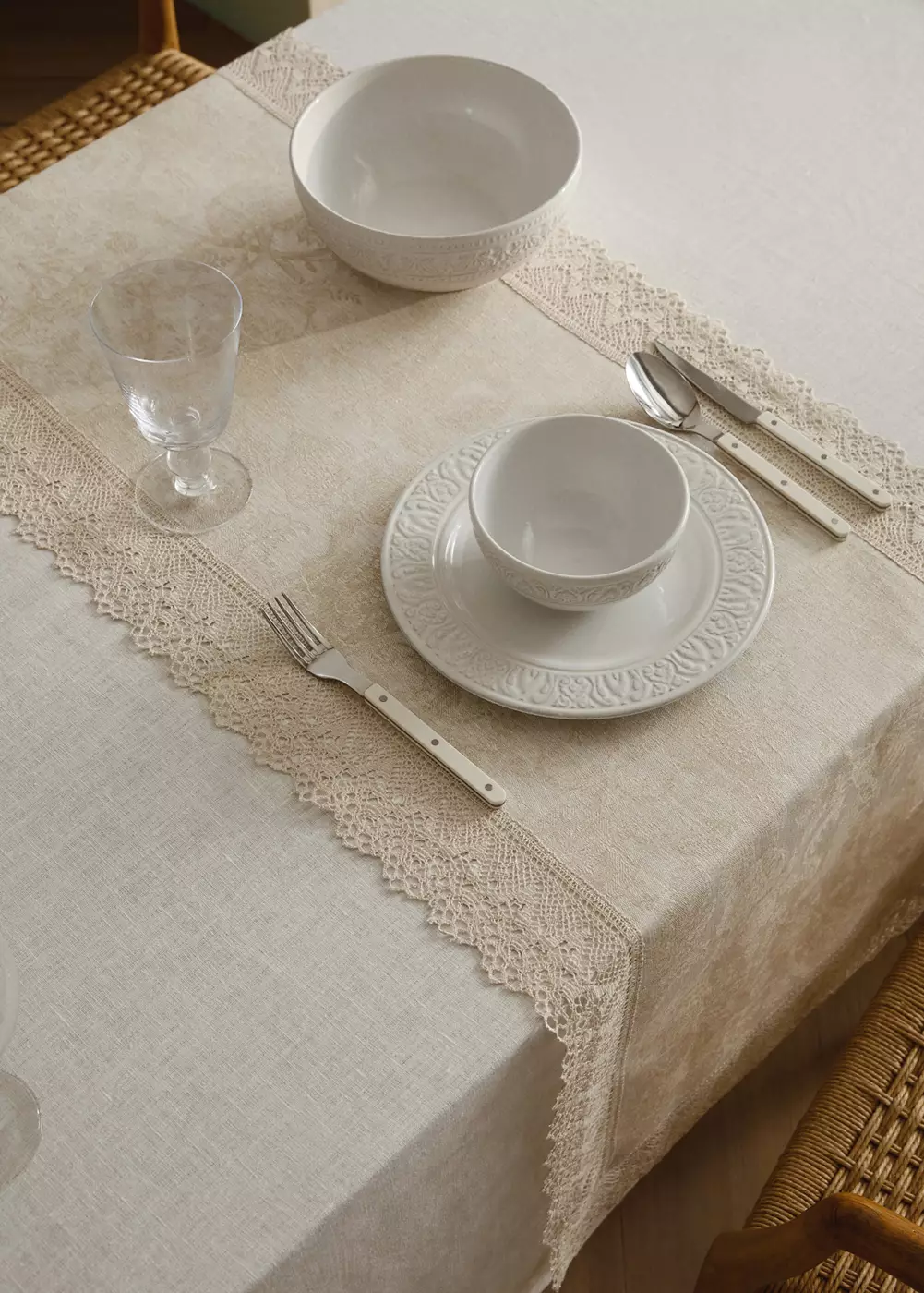 Chemin de table en lin jacquard fleuri à dentelle, MANGO HOME