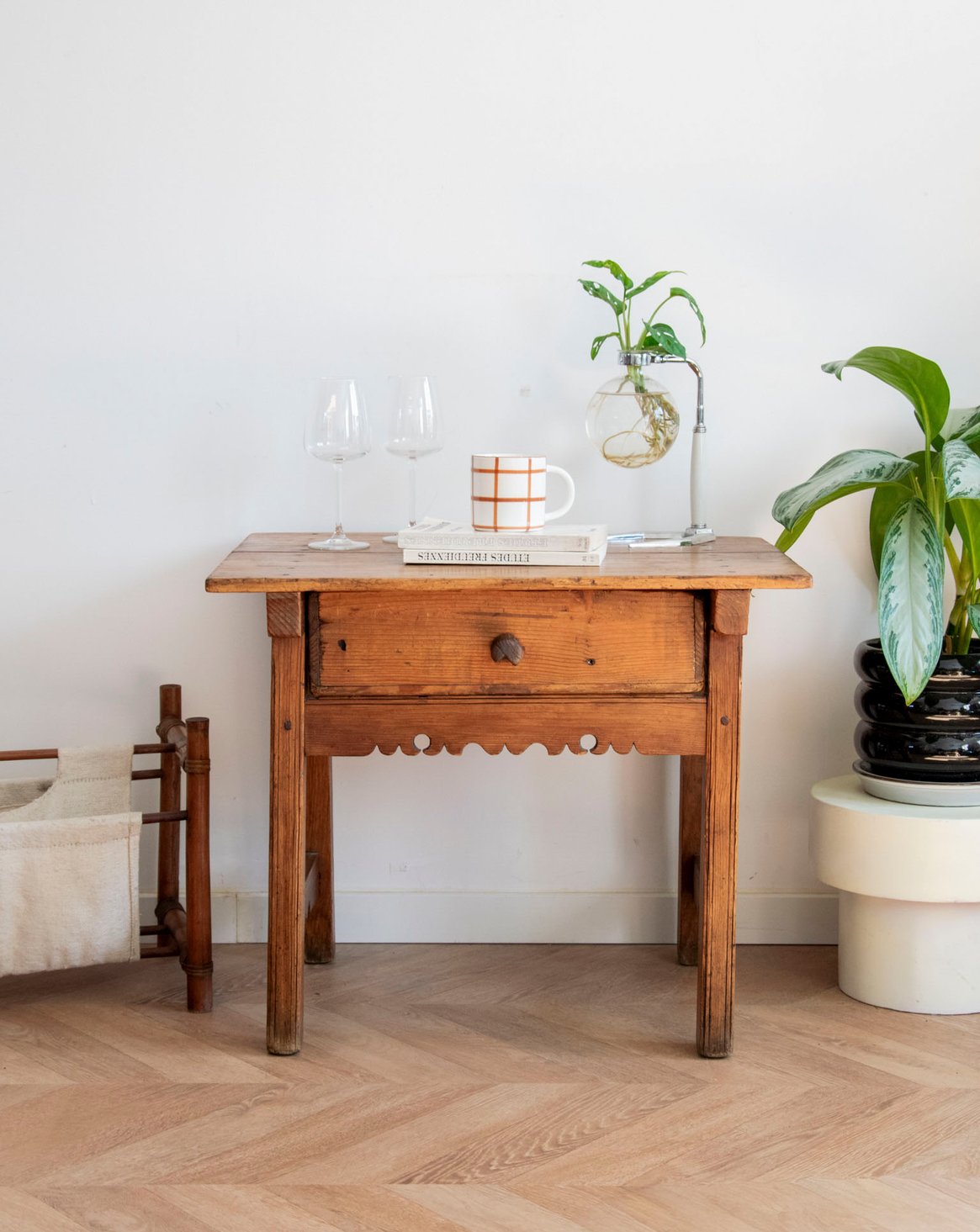 Table d'appoint en bois clair Francine N°878 - Bon état, DEBONGOUT