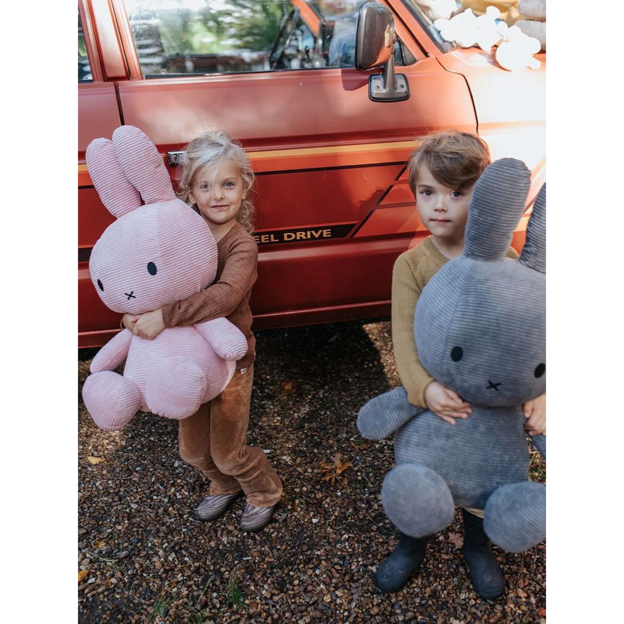 Peluche géante lapin Miffy velours côtelé, BON TON TOYS
