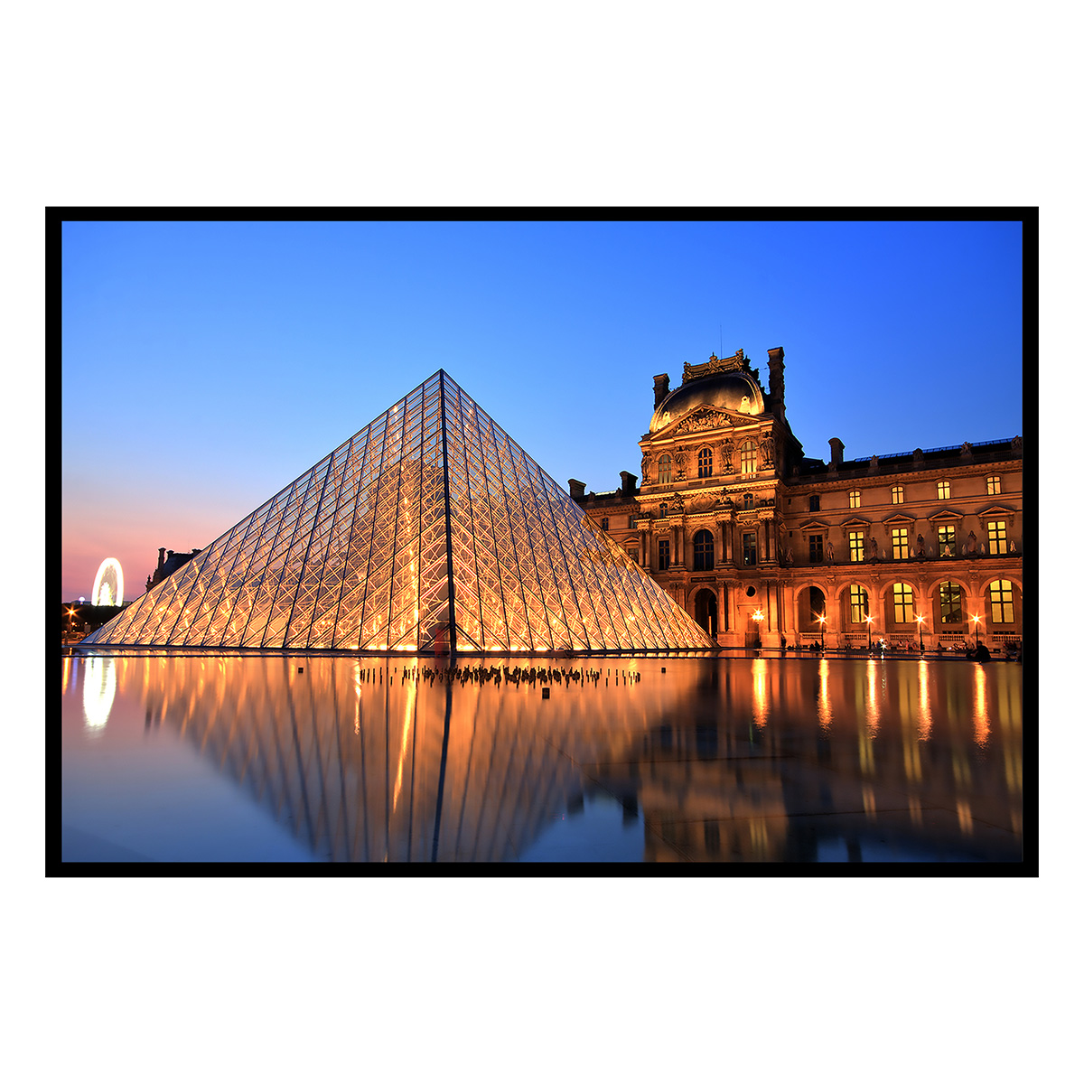 Affiche encadrée pyramide du Louvre au crépuscule, HEXOA