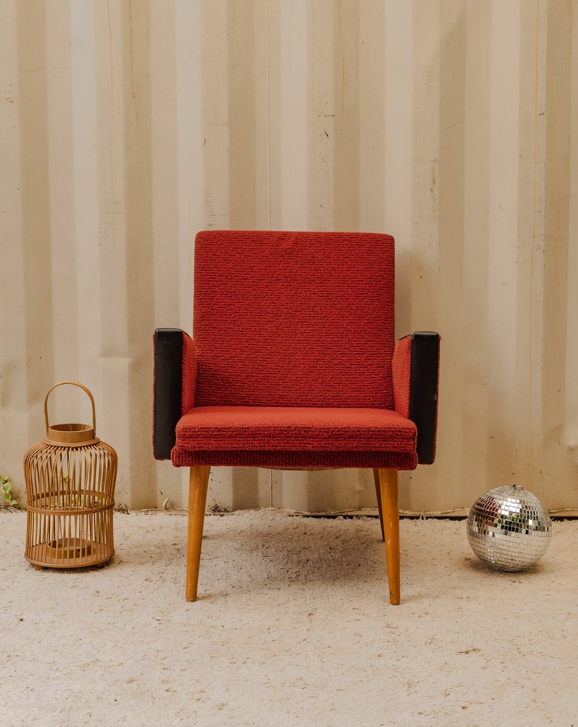 Fauteuil en tissu bouclette rouge Jakob N°1345 - Bon état, DEBONGOUT