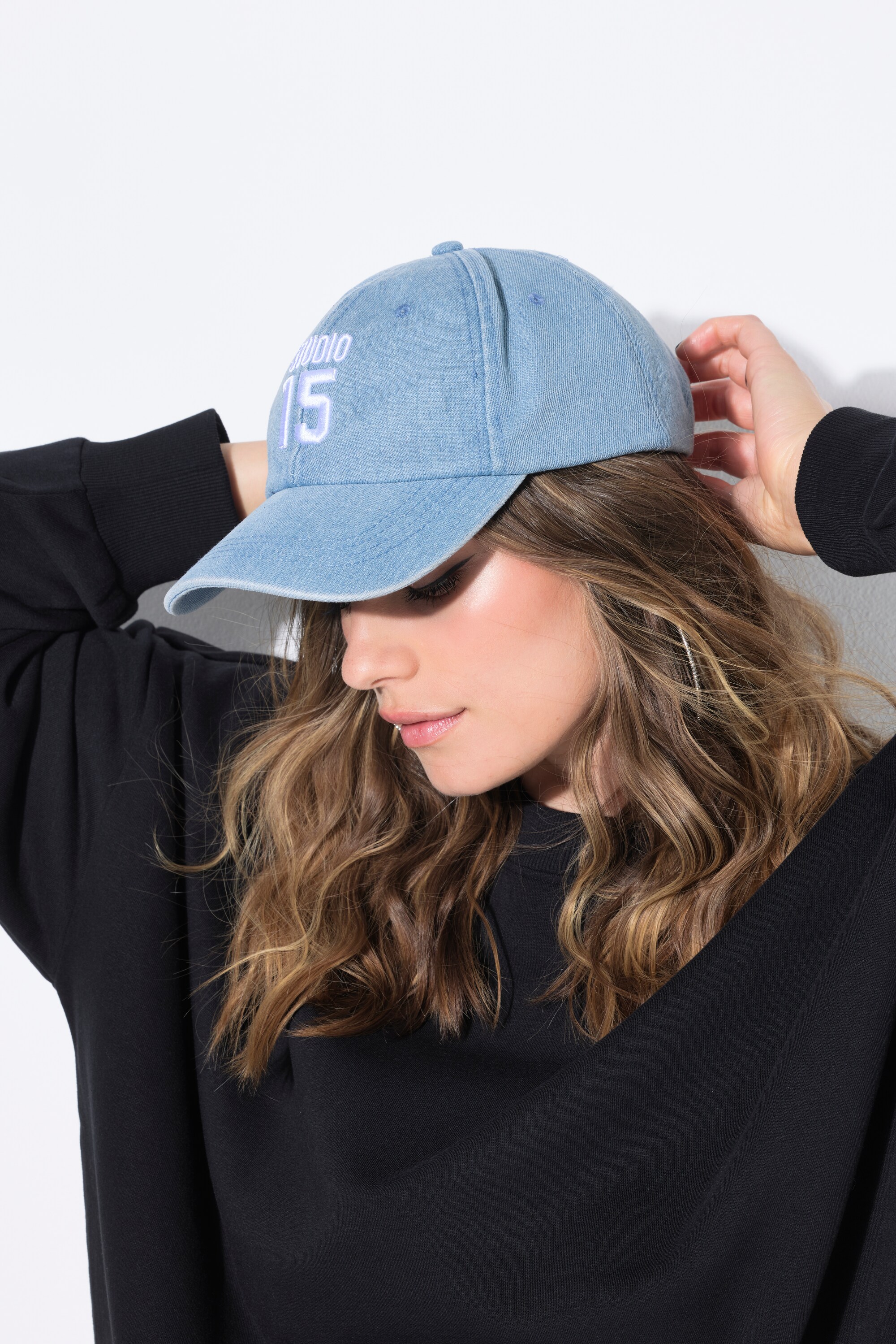 Casquette aspect jean avec une broderie, STUDIO UNTOLD