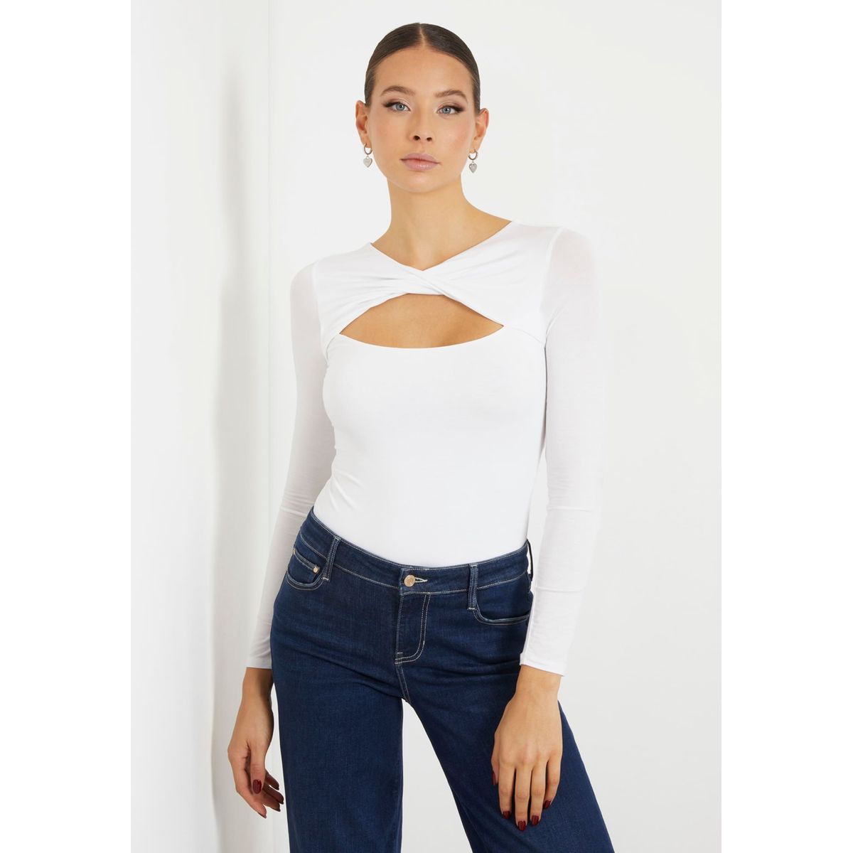 Guess haut avec ouverture d coup e sur le devant. blanc Guess La